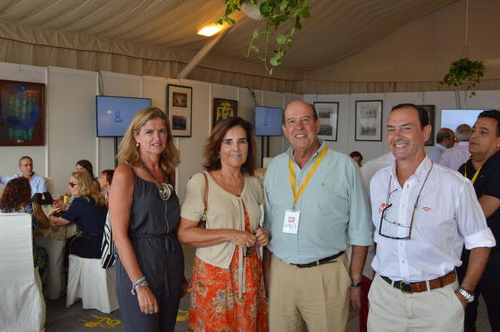 Ana Barbadillo, Fernanda Pérez Barbadillo, Manuel Piñar y Edmundo Grant, coincidieron en el primer día de carreras en el Jockey Club.

Foto: Ignacio Casas de Ciria