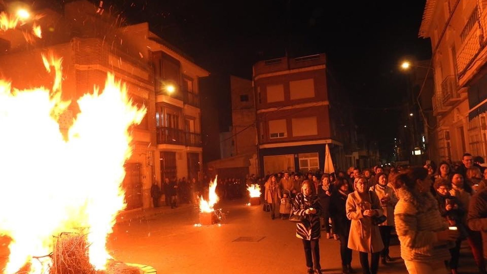 Una de las lumbres encendidas.