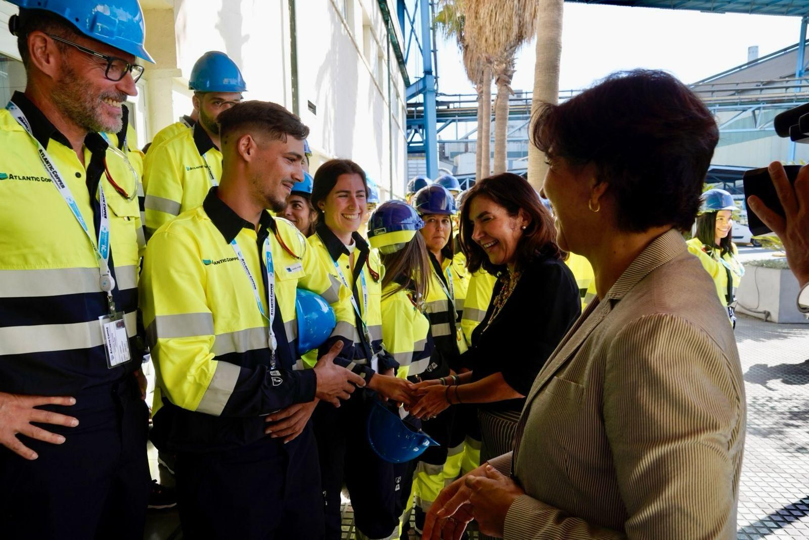 Rocío Blanco y Macarena Gutiérrez conversan con parte de los nuevos trabajadores de Atlantic Copper.