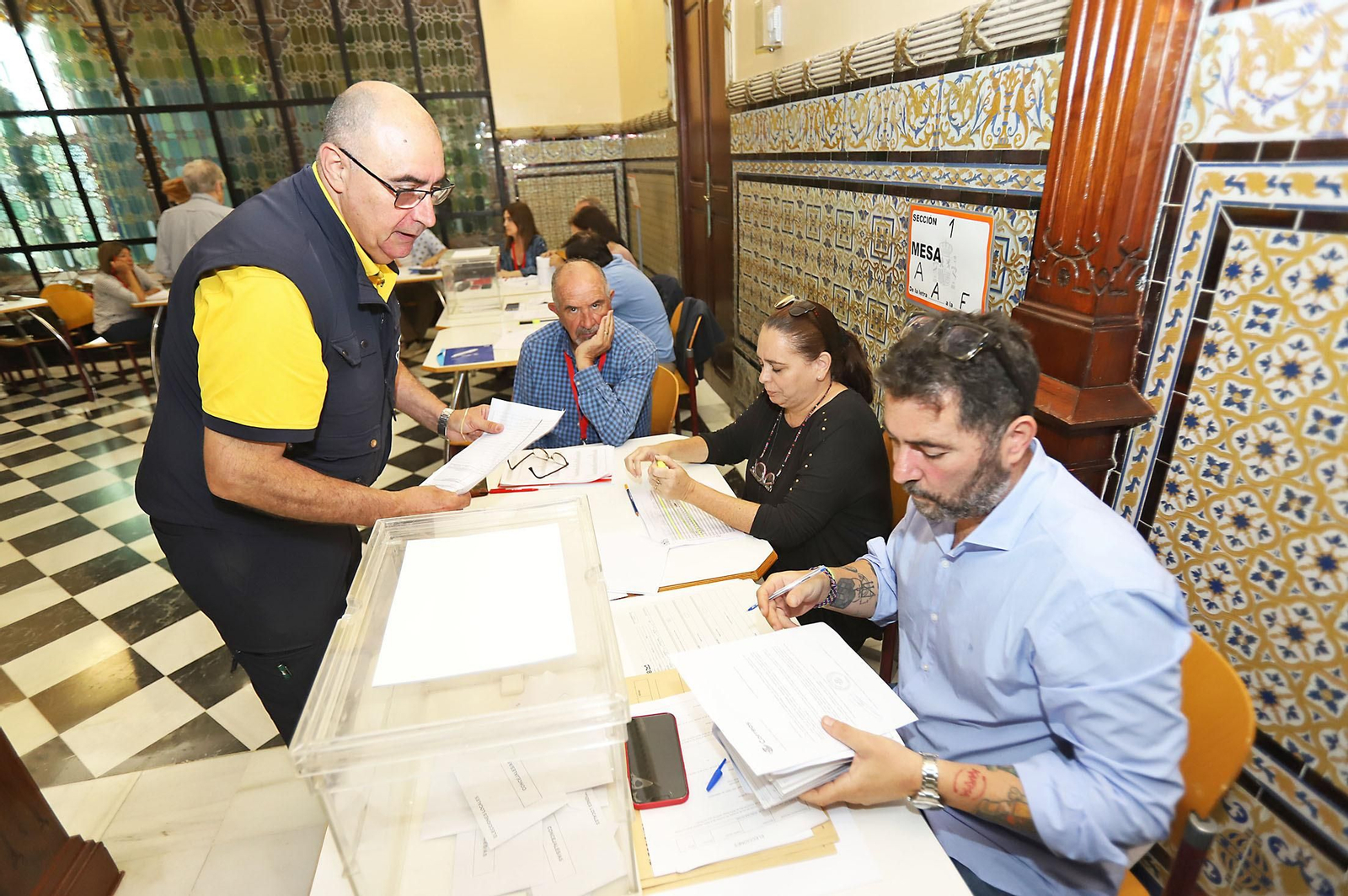 Elecciones 2023: Imágenes del inicio de la jornada electoral en Huelva