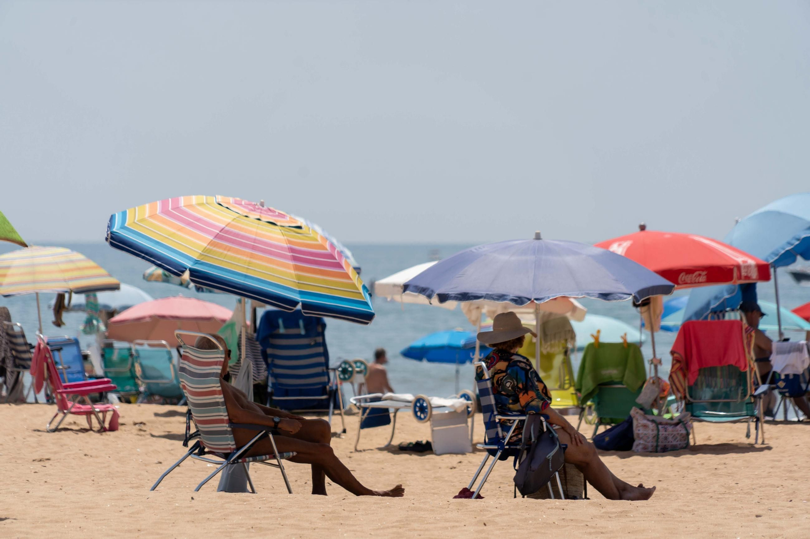 Imágenes de la mañana en las playas de Punta Umbría marcadas por la alerta roja