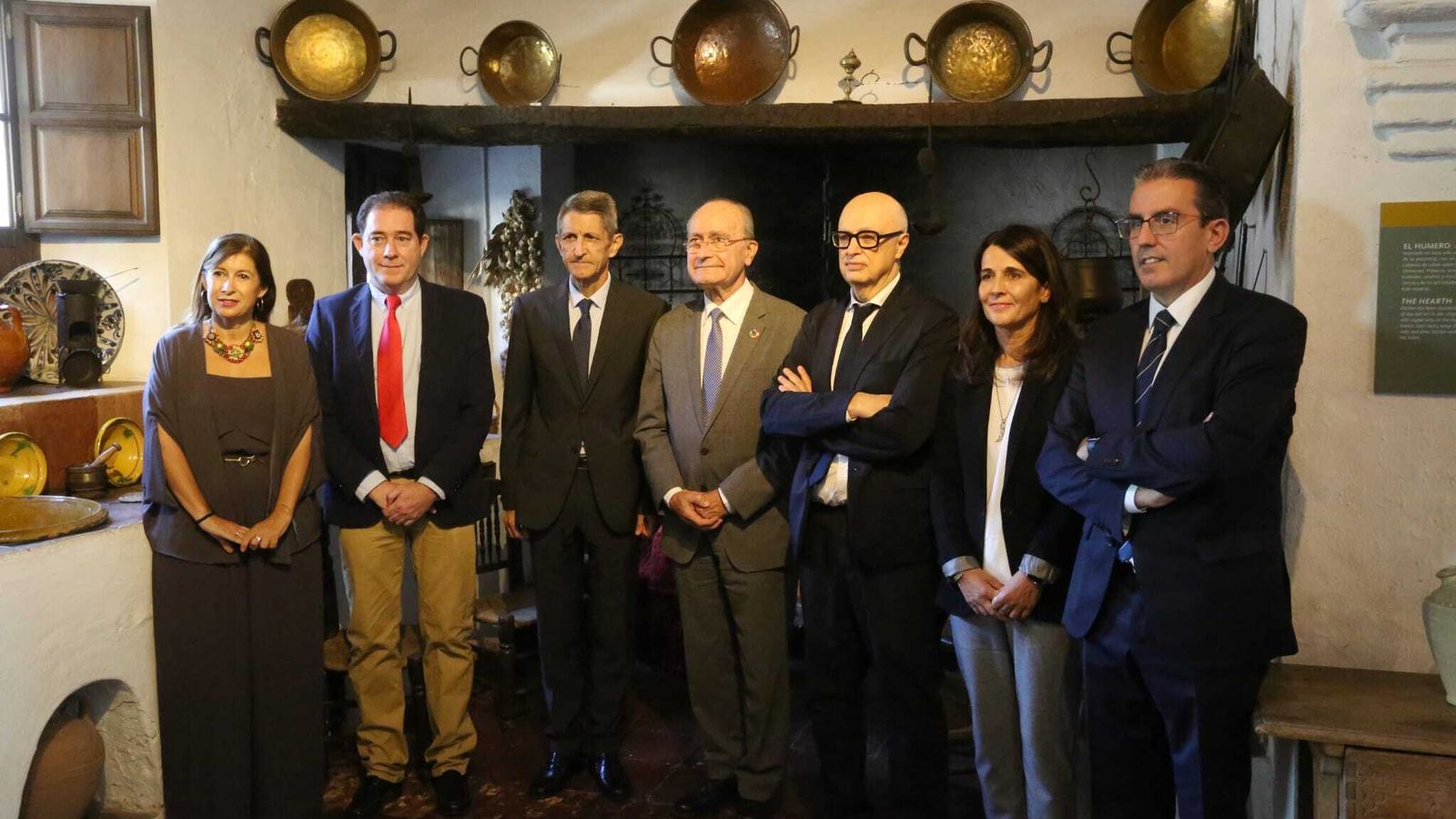 El presidente de la Fundación Bancaria Unicaja, José M. Domínguez, y el alcald, Francisco de la Torre, entre otras autoridades.