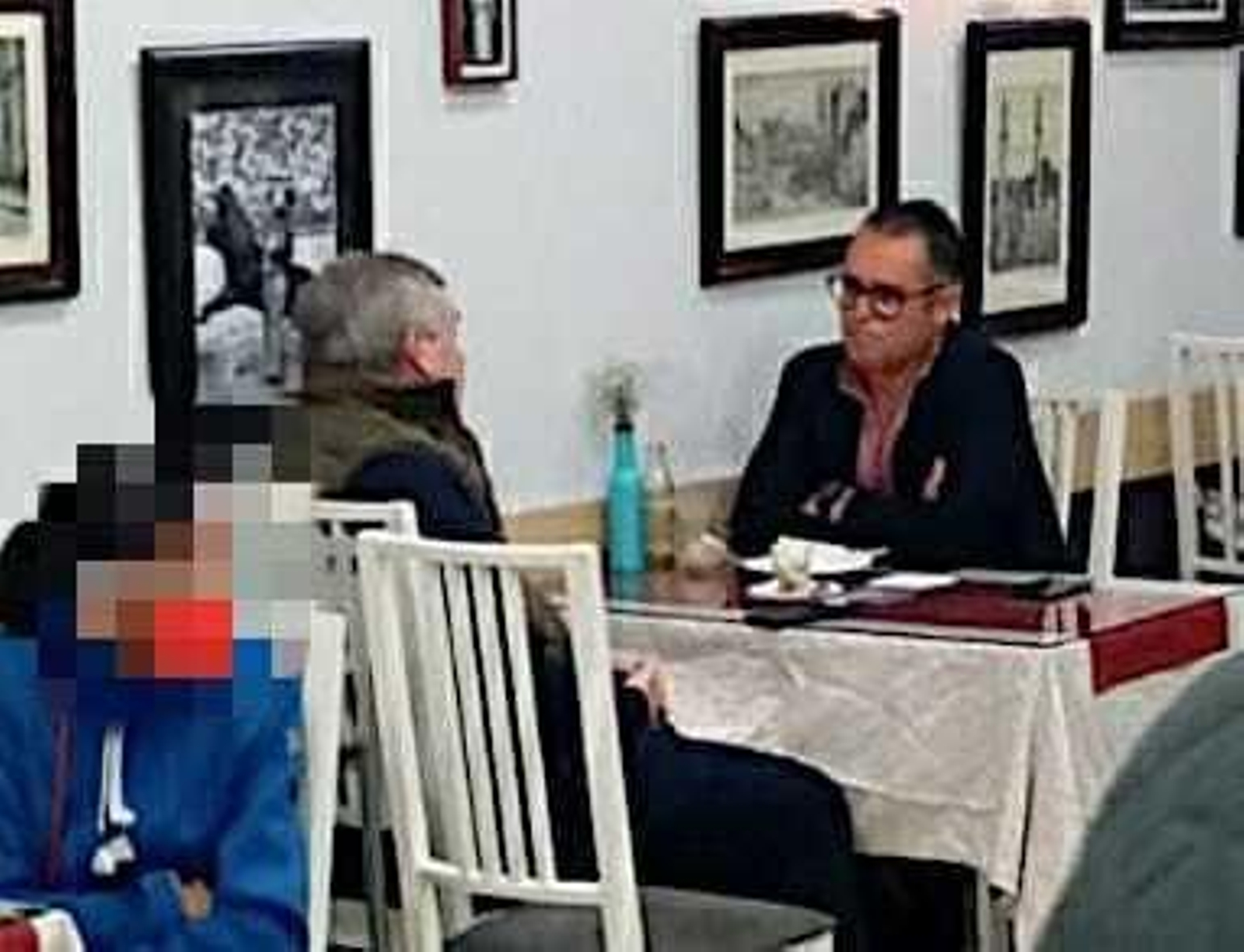Manolo Vizcaíno conversa con Rodri en la mañana del martes en un bar de Sevilla.