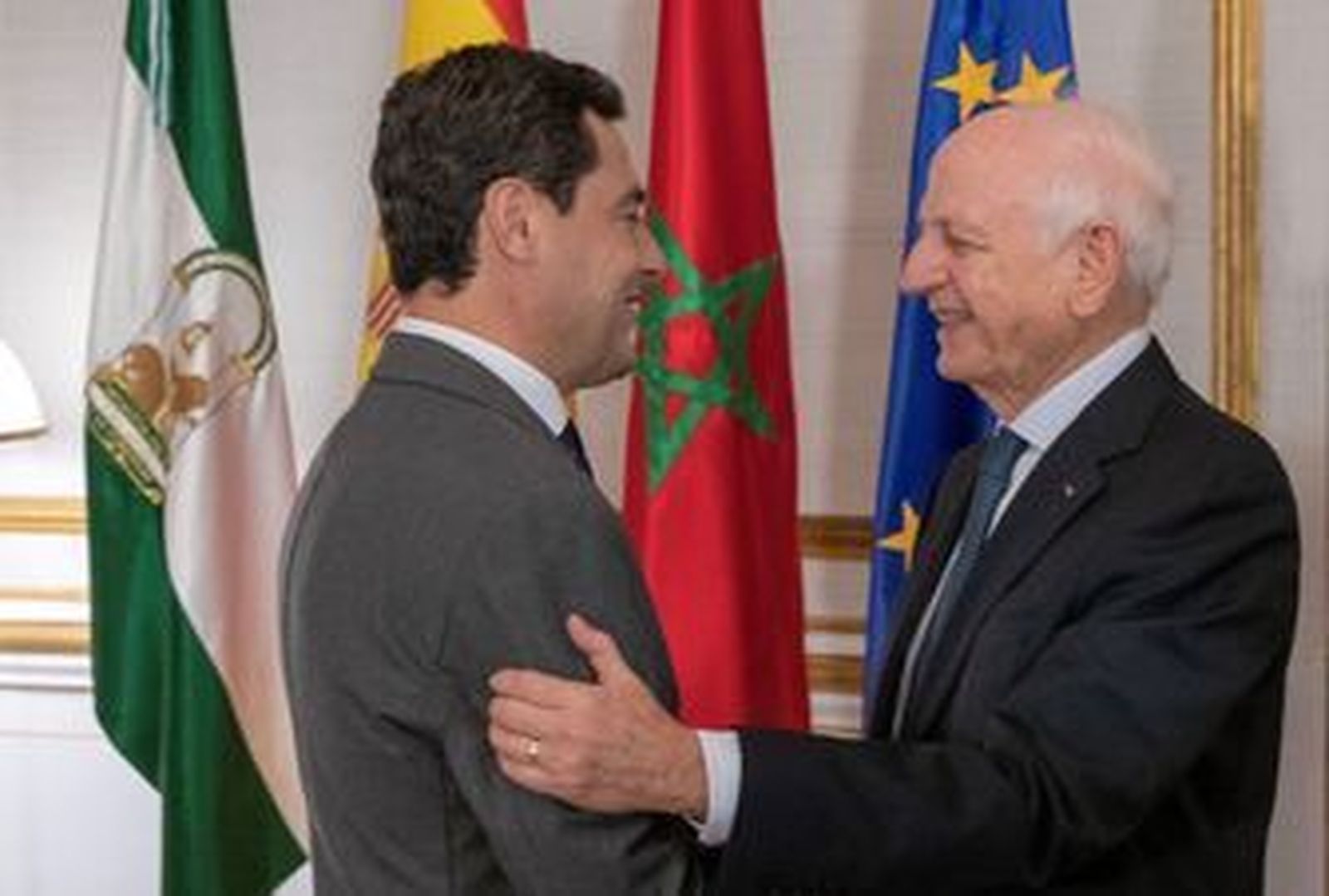 El presidente Juanma Moreno, junto a André Azoulay, consejero de Mohamed VI.