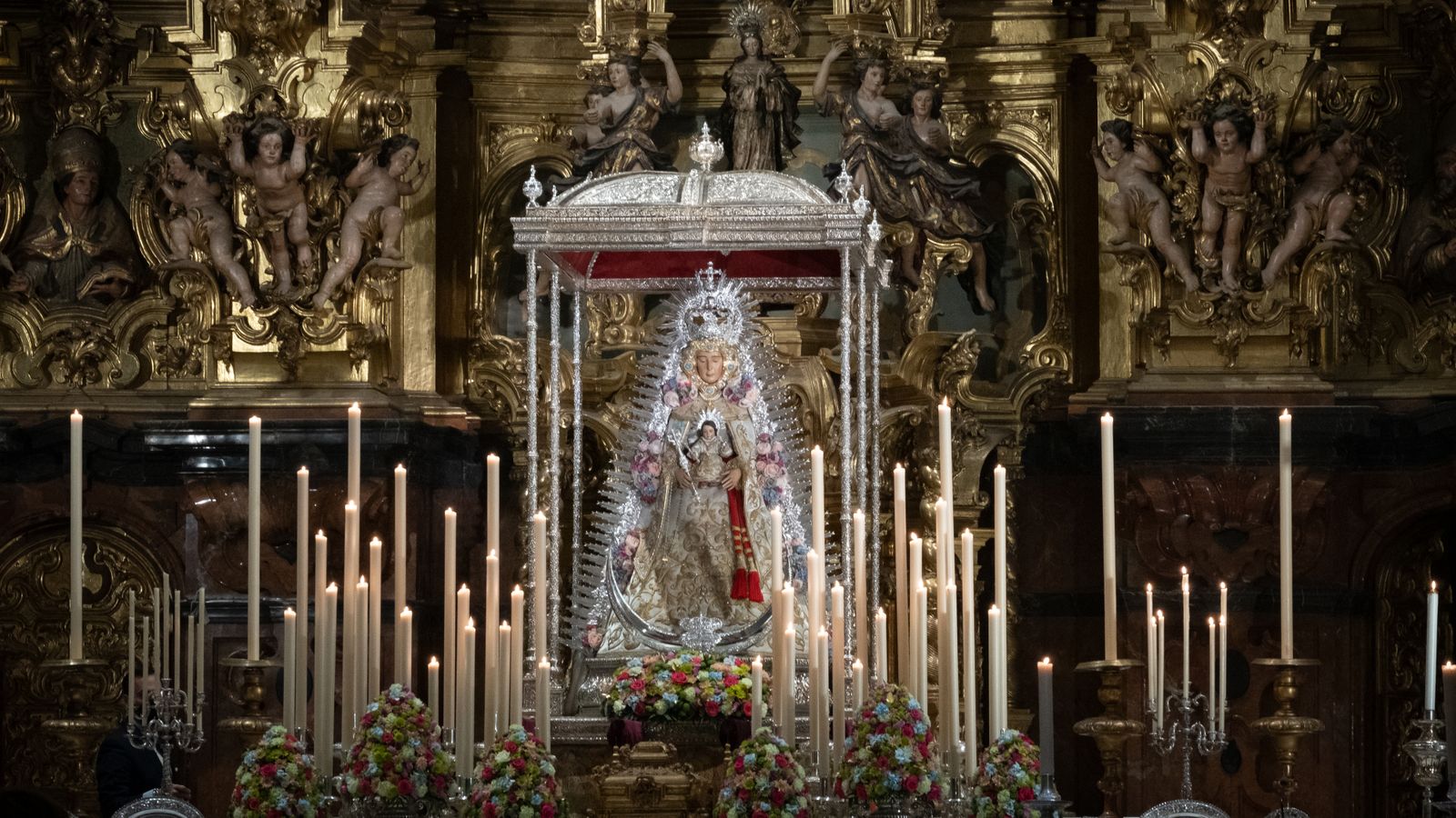La Virgen del Rocío del Salvador en su altar de cultos