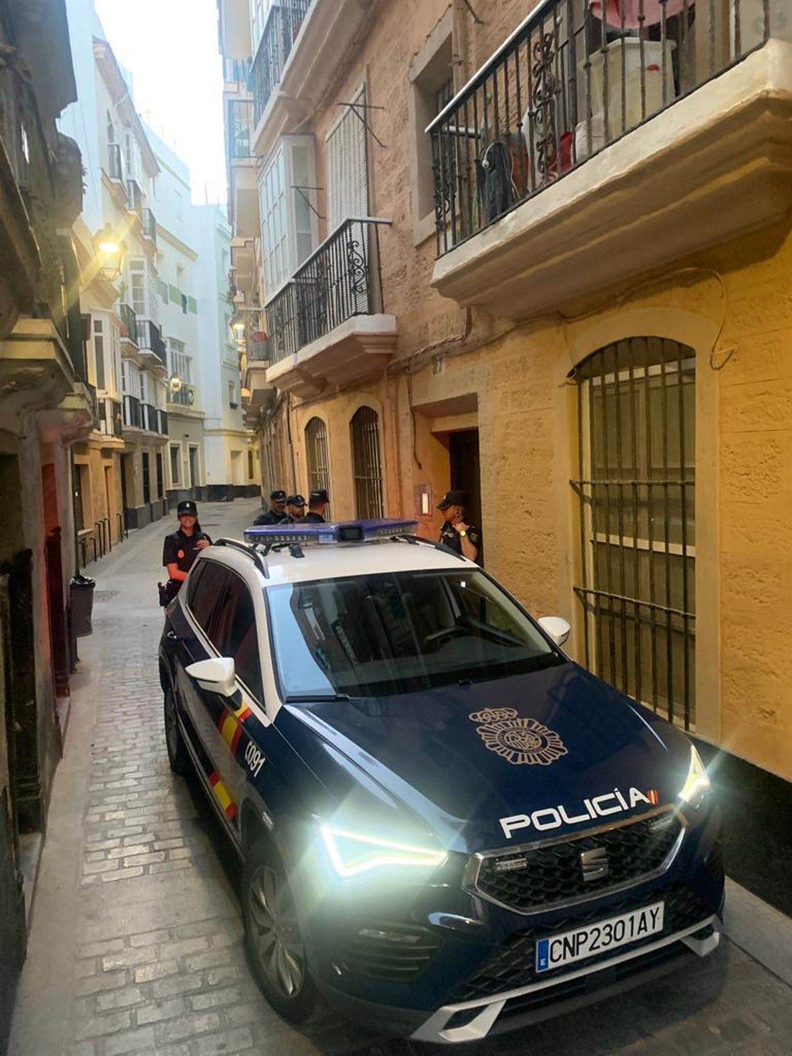 Policías nacionales durante la intervención.