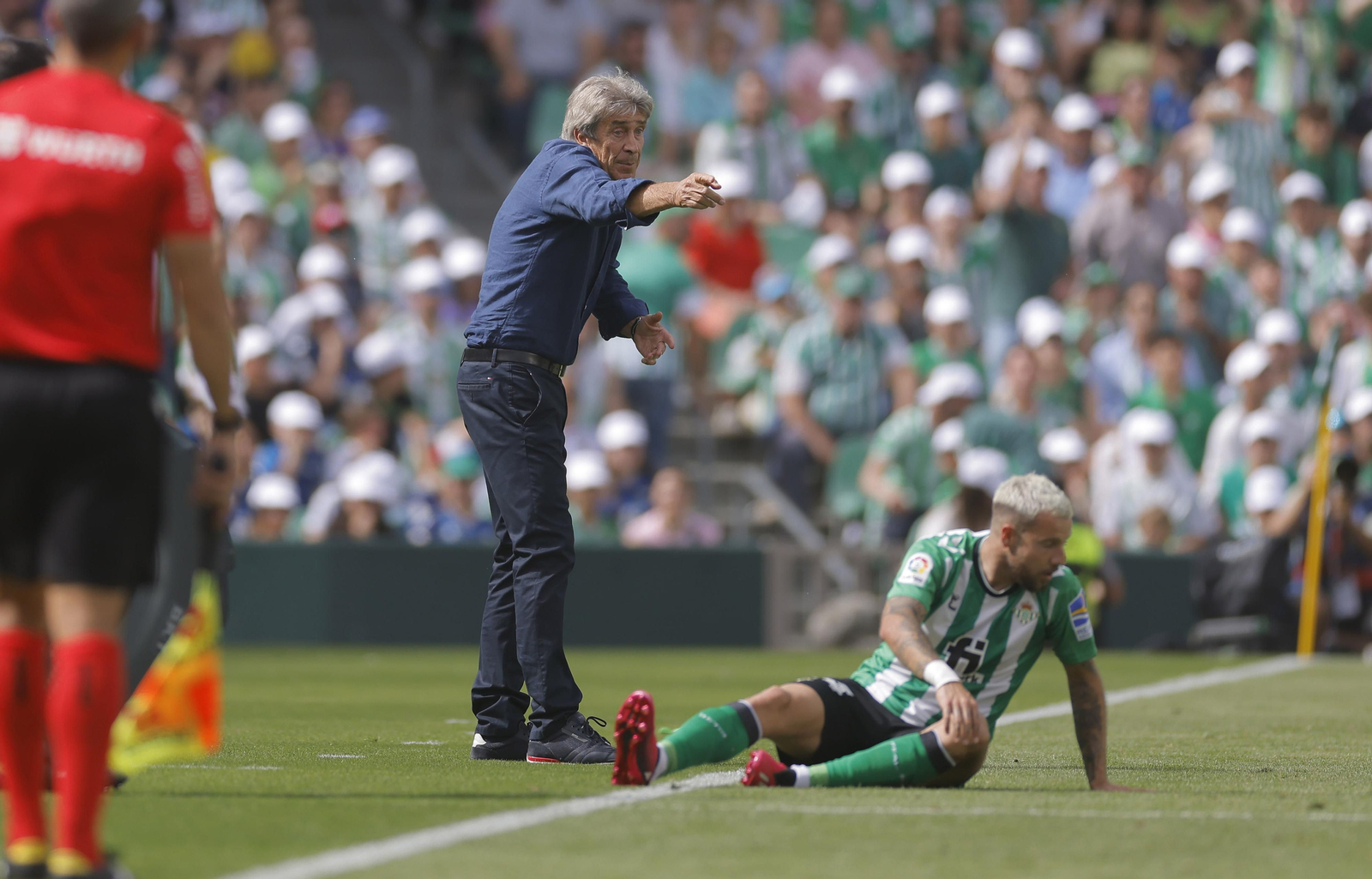 Pellegrini da instrucciones a sus jugadores en un lance del encuentro ante el Cádiz.