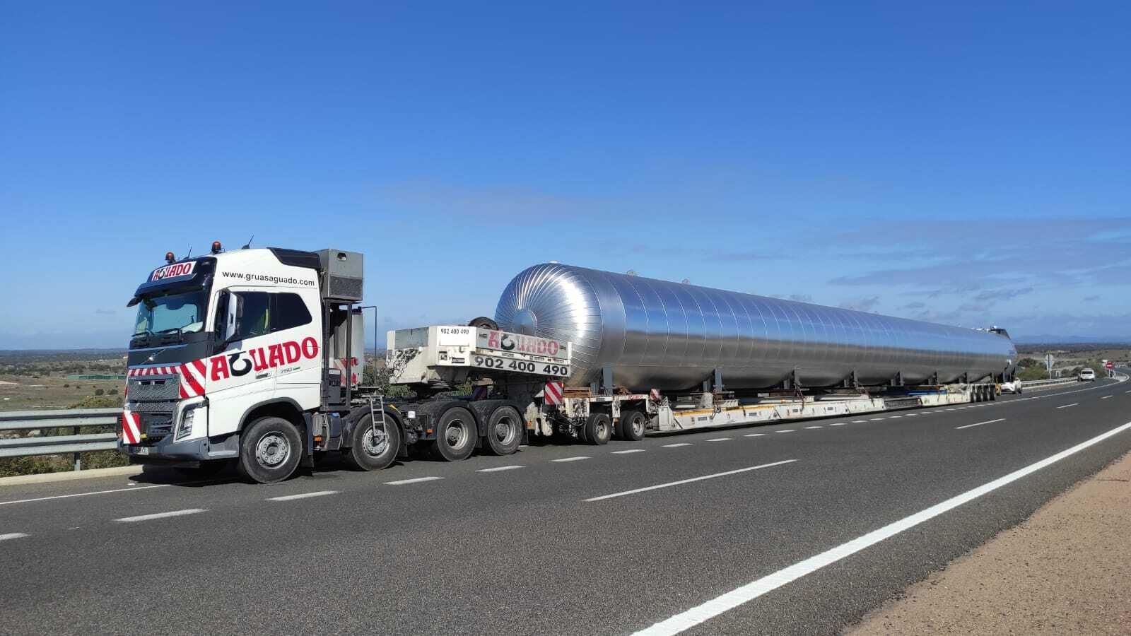 Uno de los grandes cilindros llegados hasta el polígono Las Salinas.