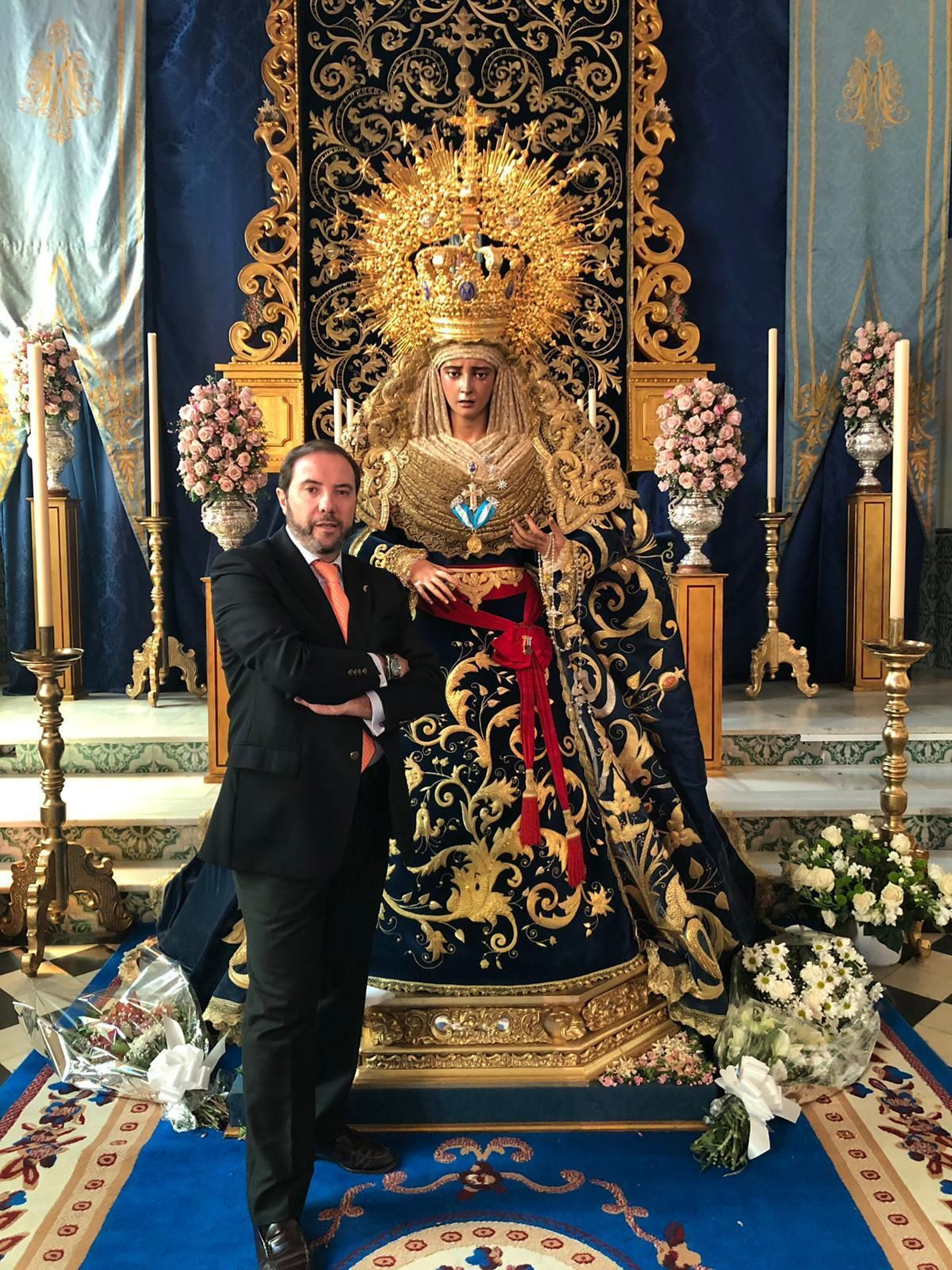 Juan Miguel García junto a la Virgen de la Estrella.