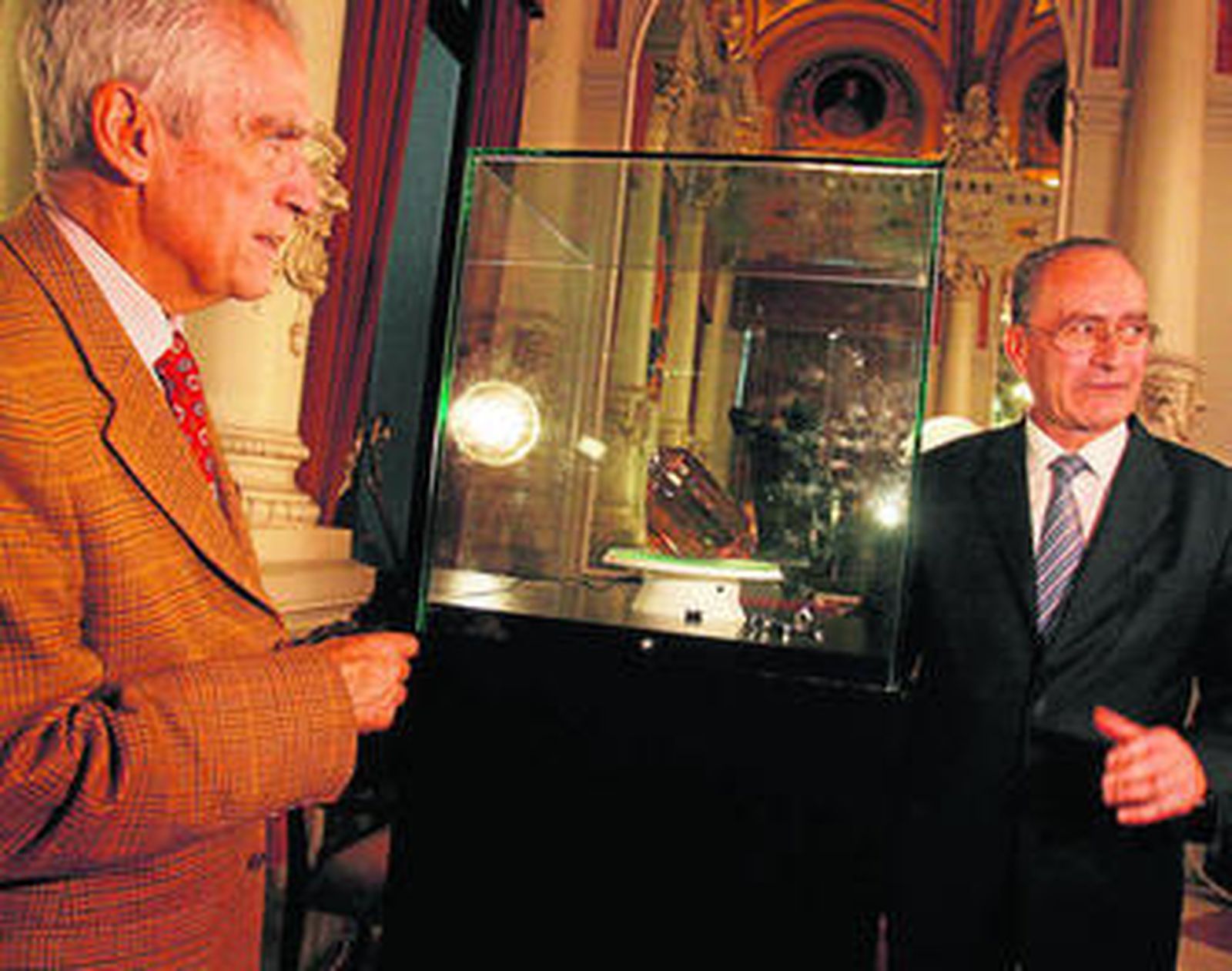 El que fuera presidente de Royal Collections y el alcalde de Málaga, en octubre de 2006.