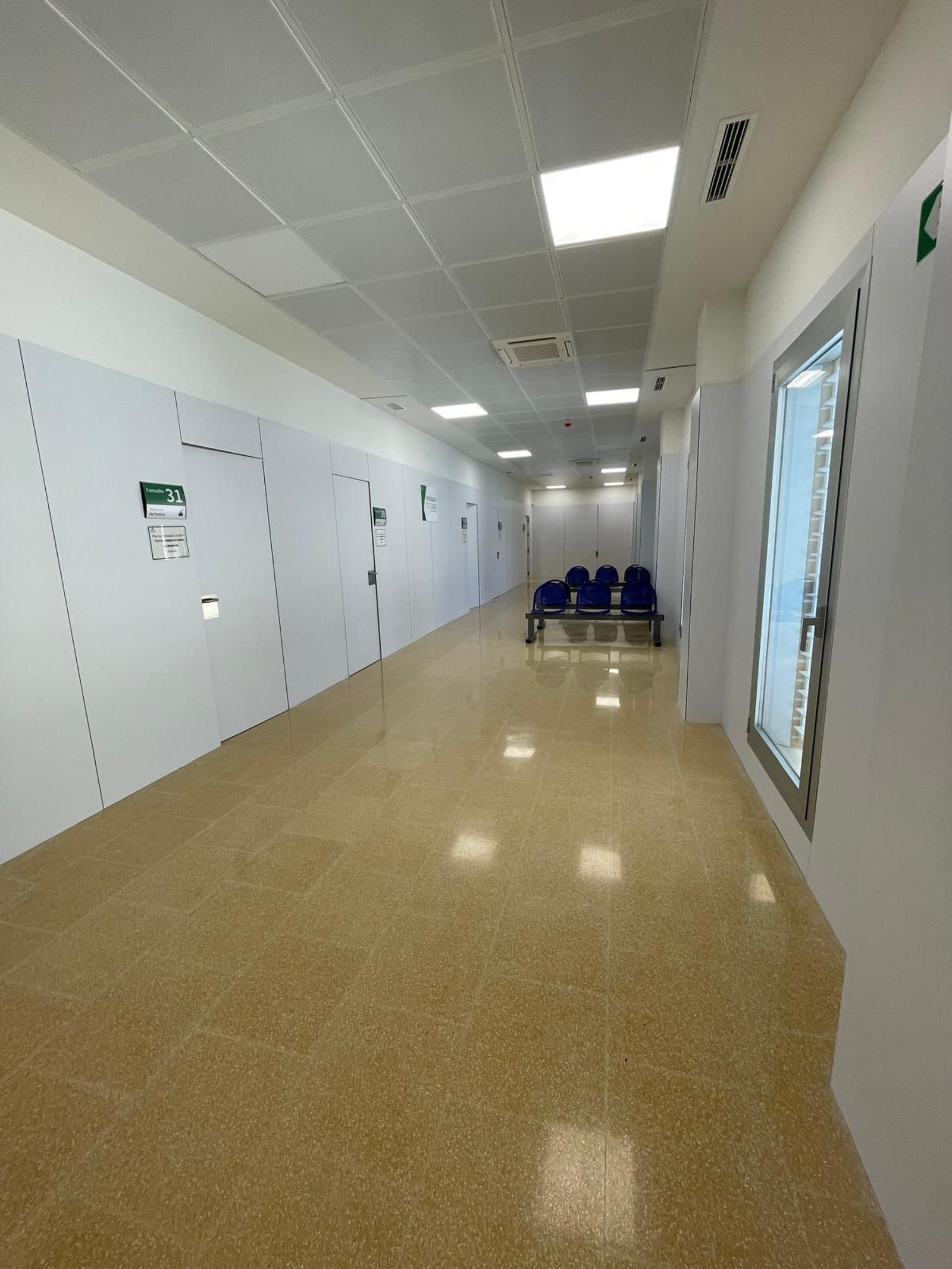 Interior del centro de salud La Carihuela.