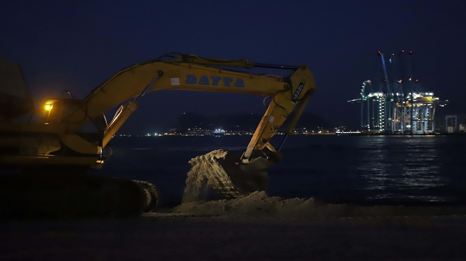 Fotos del trasvase de arena en El Rinconcillo