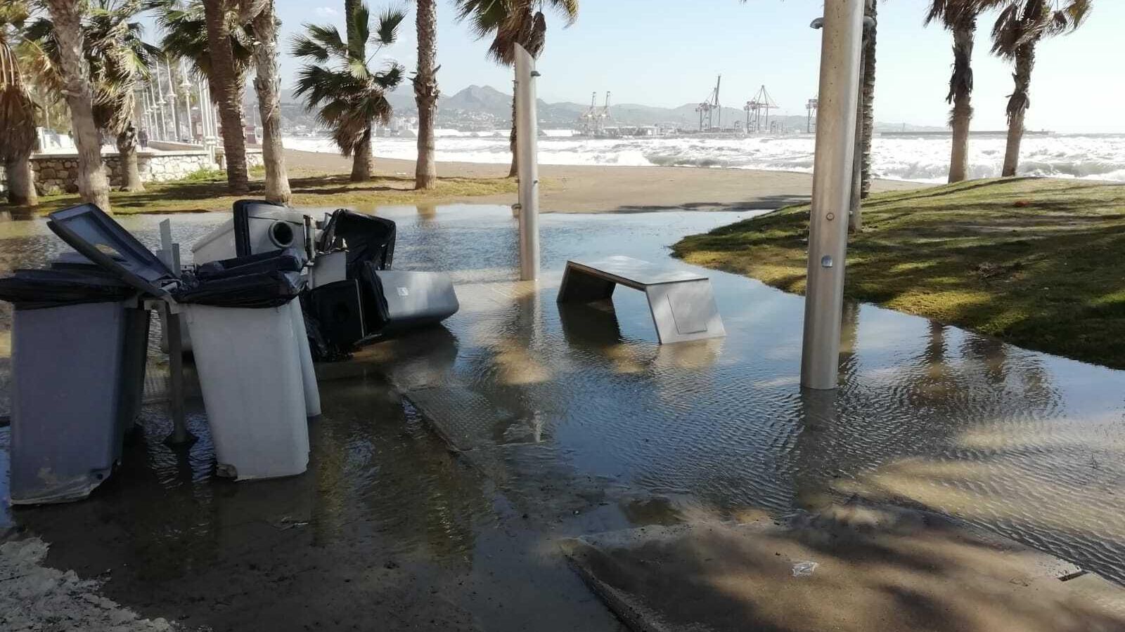 El agua del mar ha invadido muchos puntos del paseo marítimo de la capital.