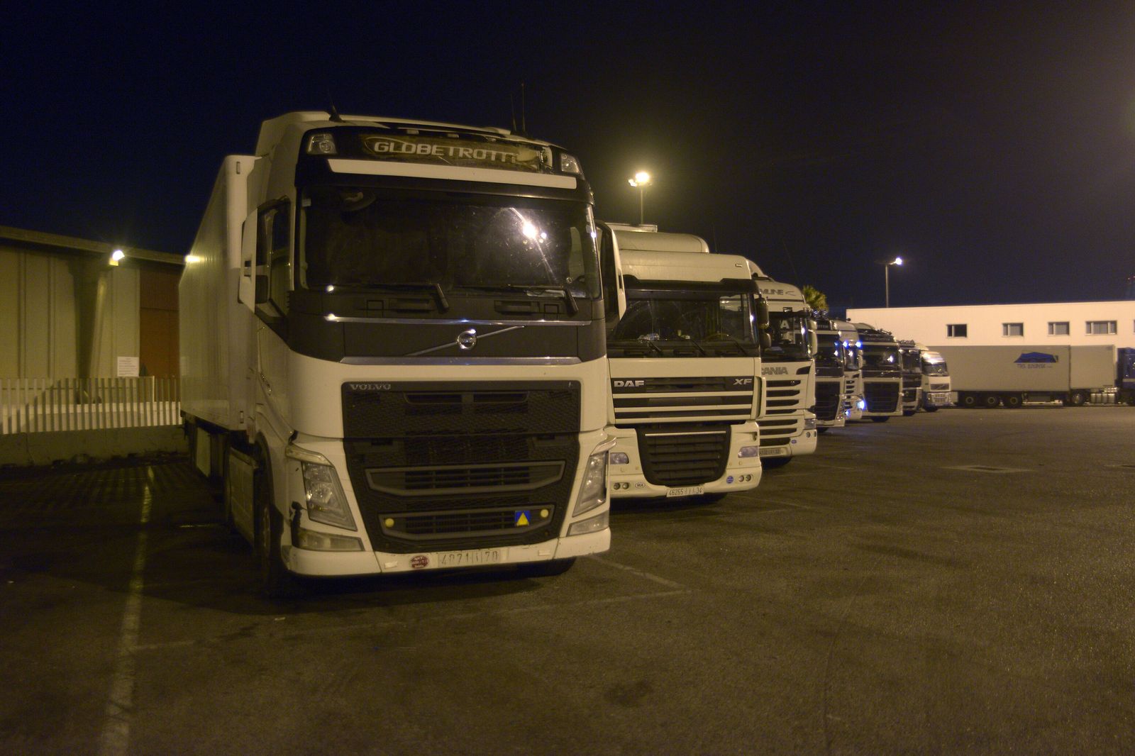 Camiones aparcados en el entorno del PCF del Puerto de Algeciras.