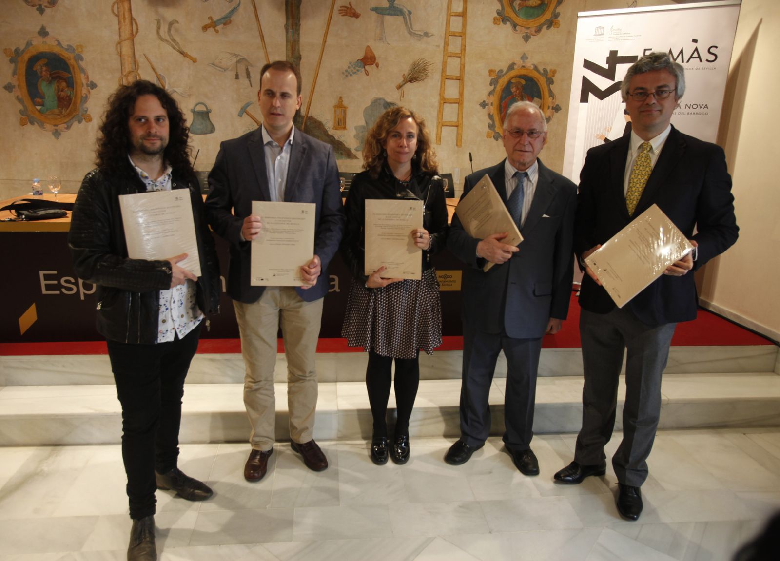 Fahmi Alqhai junto a responsables institucionales y los musicólogos Herminio González e Israel Sánchez.