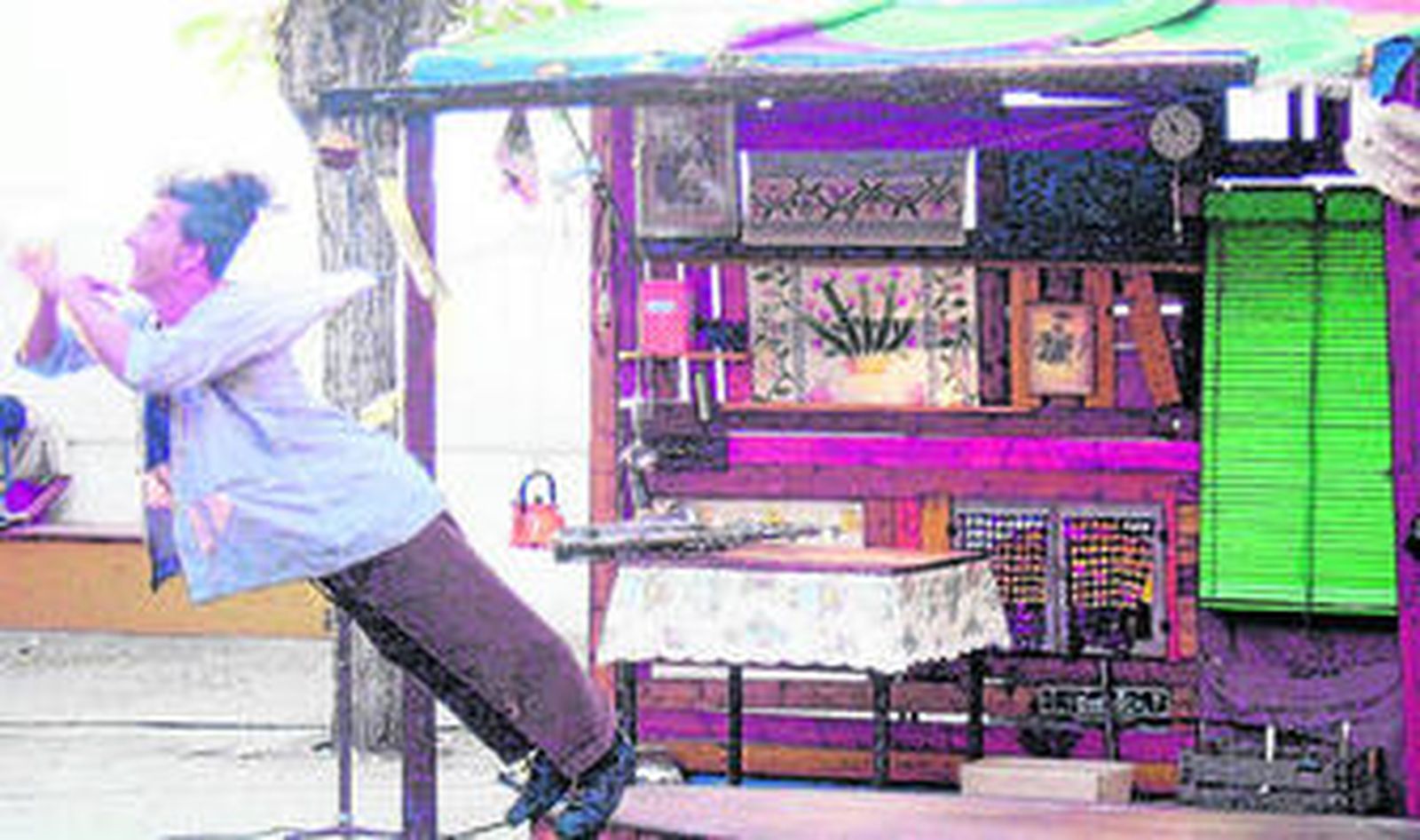 Puesta en escena de  'Acorde' por la compañía Sebas en una edición de Va de Calle de Loja.