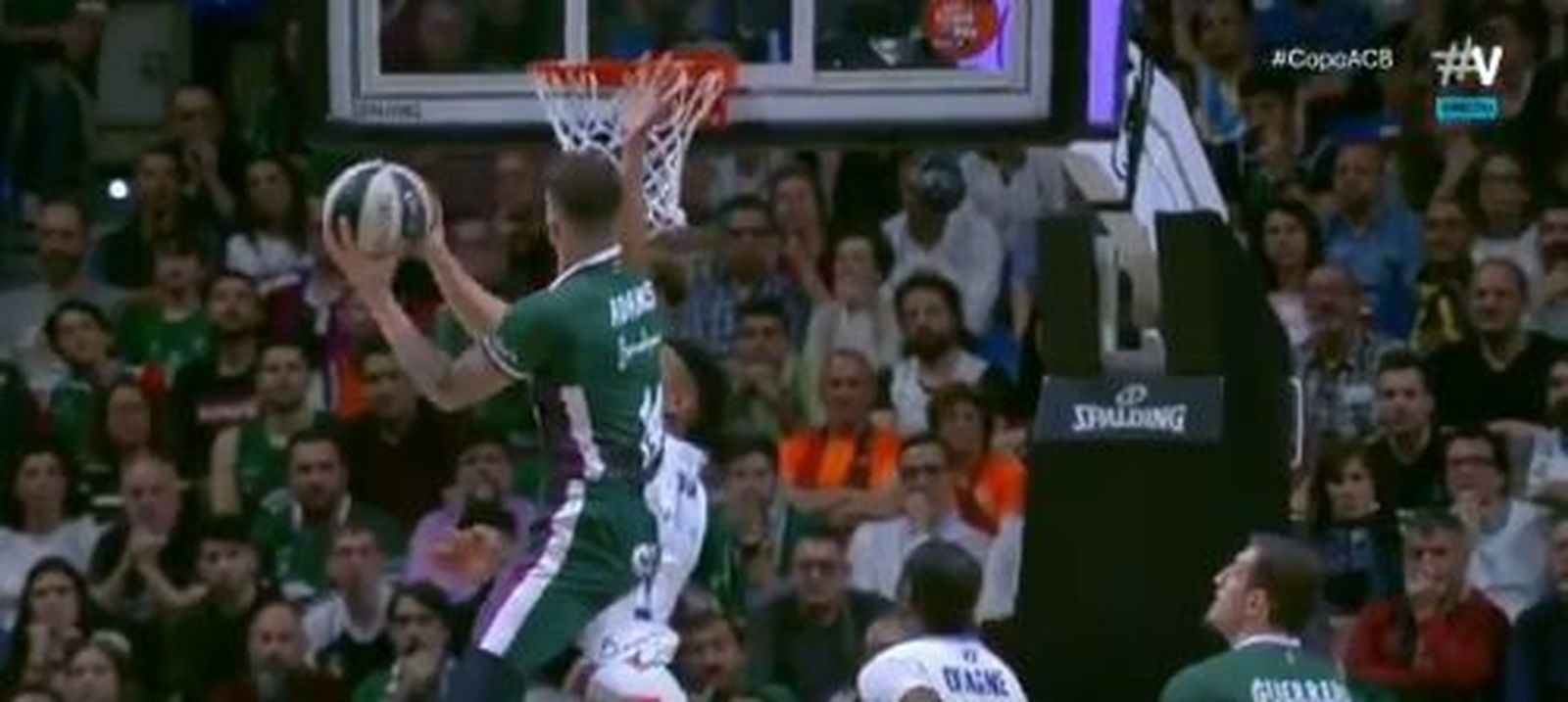 Josh Adams, en el momento de la acción.