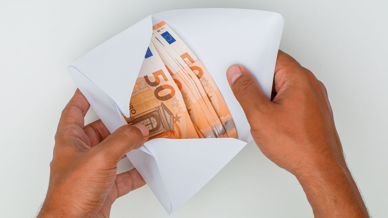 Los propietarios deben devolver al inquilino la fianza en metálico en el plazo de un mes desde la entrega de llaves.