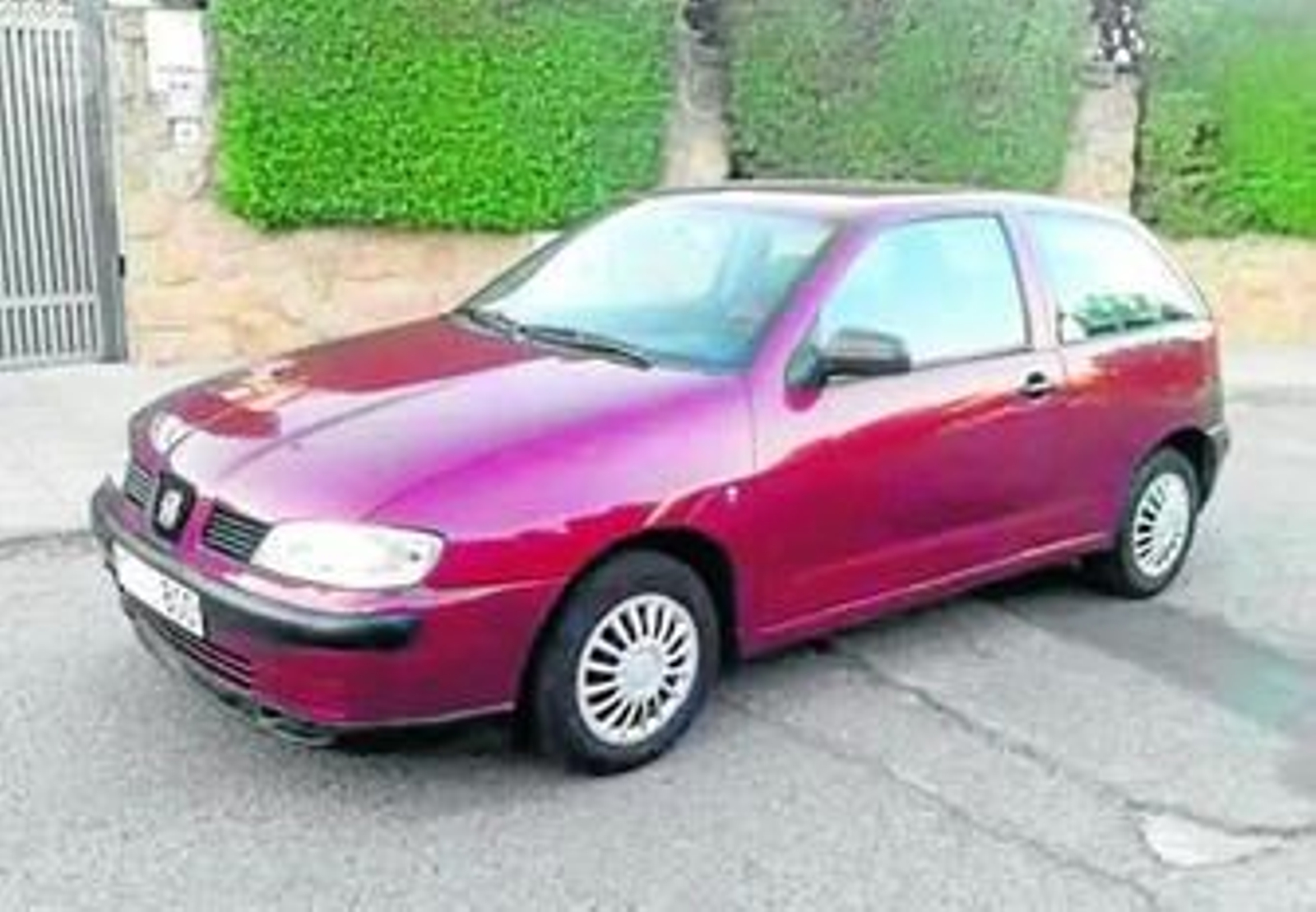 El Seat Ibiza de color burdeos en el que apareció el cadáver.