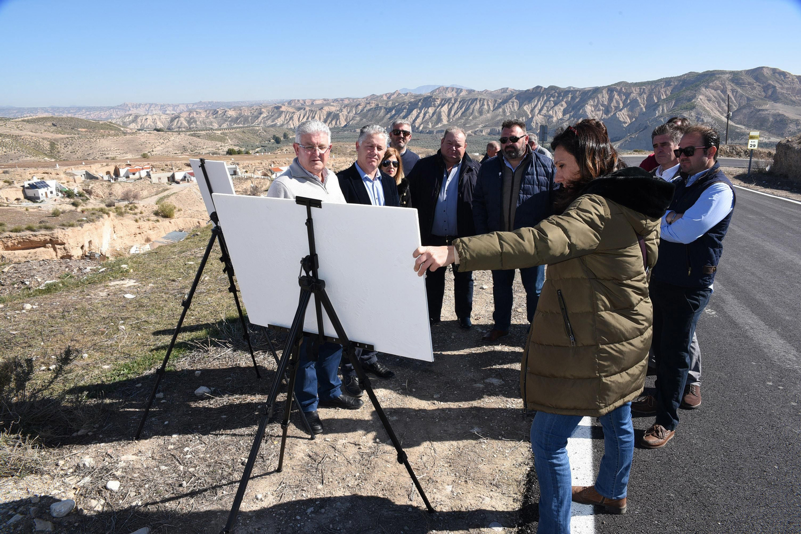 Los alcaldes y el diputado provincial analizan los trabajos que se llevan a cabo en la GR-5101.