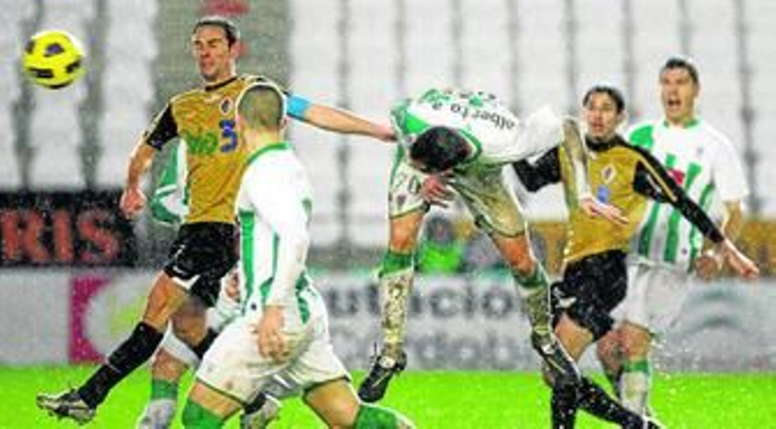 Alberto Aguilar gana la partida a Pepe Alcaide para anotar el 1-1 de cabeza en presencia de Pepe Díaz, Redondo y Agus.
