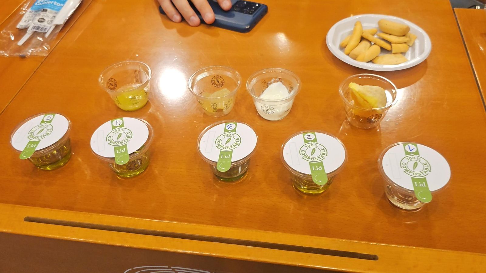 La cata consistió en probar cinco aceites diferentes para explicar sus cualidades.