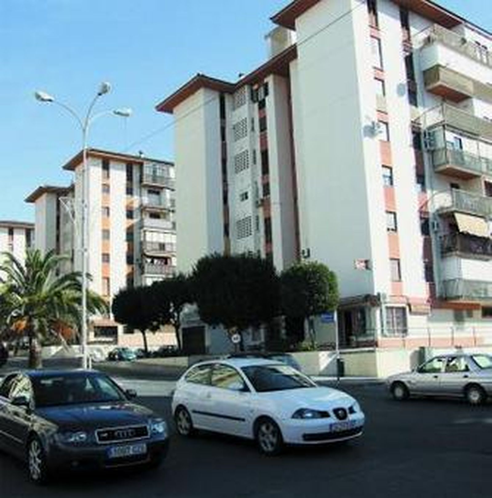 A la derecha, el centro de salud de la calle Amadís de Gaula, en Los Rosales.