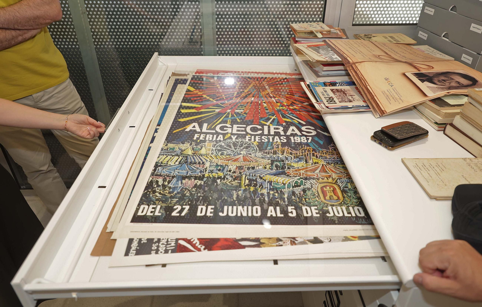 Donanción de la biblioteca y el fondo domucomental de Paco Esteban a la UCA, en imágenes