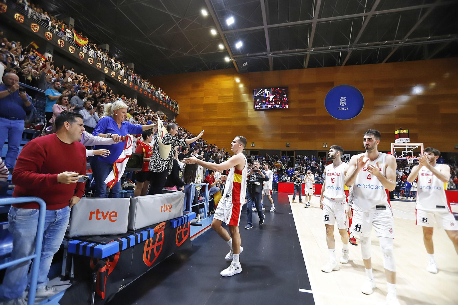 Imágenes de la celebración de la selección Española de baloncesto por certificar su pase con una victoria ante Paises Bajos Imágenes de la celebración de la selección Española de baloncesto por certificar su pase con una victoria ante Paises Bajos