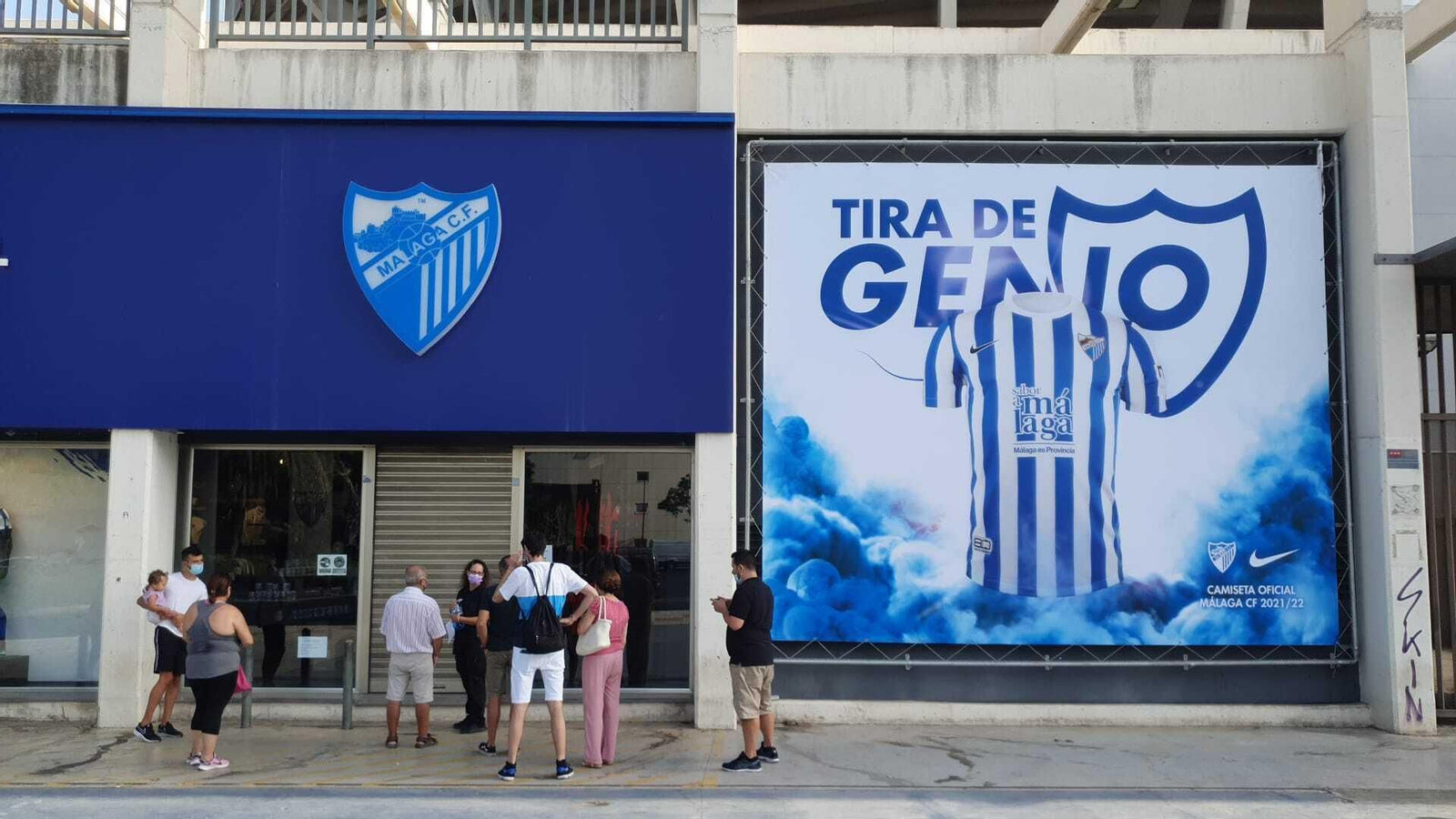 Galería: Los malaguistas, a la caza de la nueva camiseta