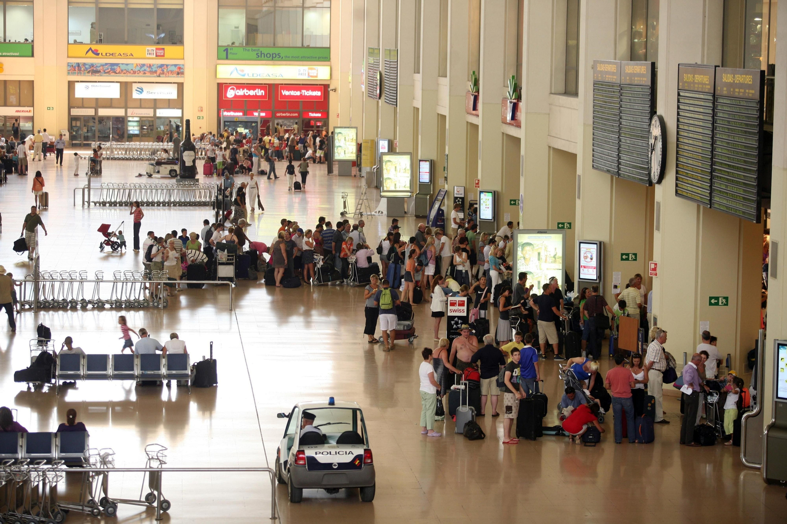 Pasajeros en el aeropuerto. Pasajeros en el aeropuerto.