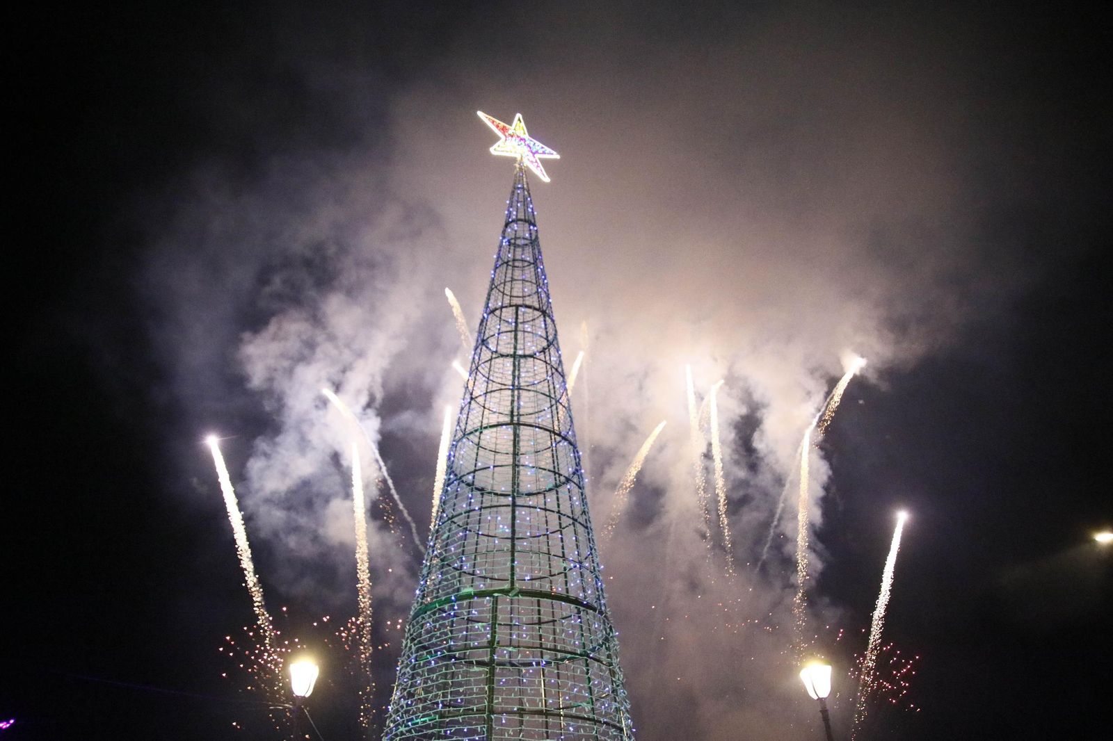 Las imágenes del encendido de la iluminación navideña en el Hospital Torrecárdenas de Almería