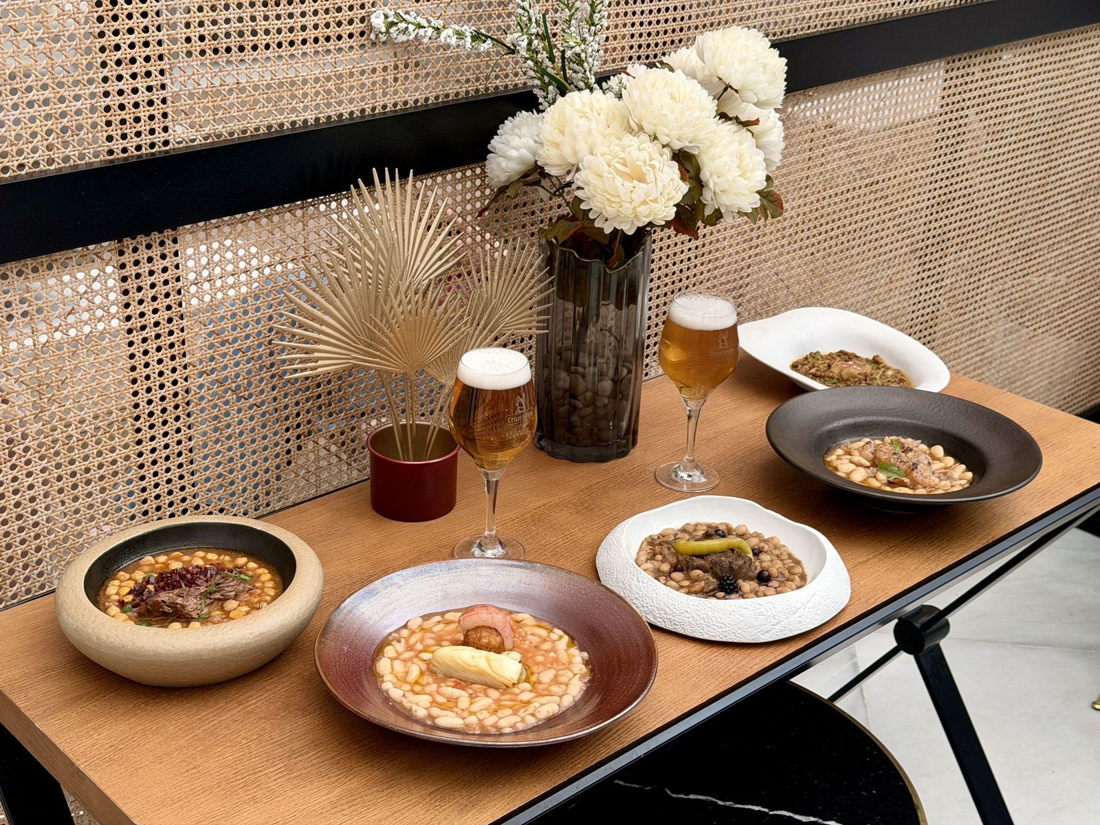 Los cinco guisos que irán maridados con cerveza Cruzcampo, fabricante que colabora con las jornadas.