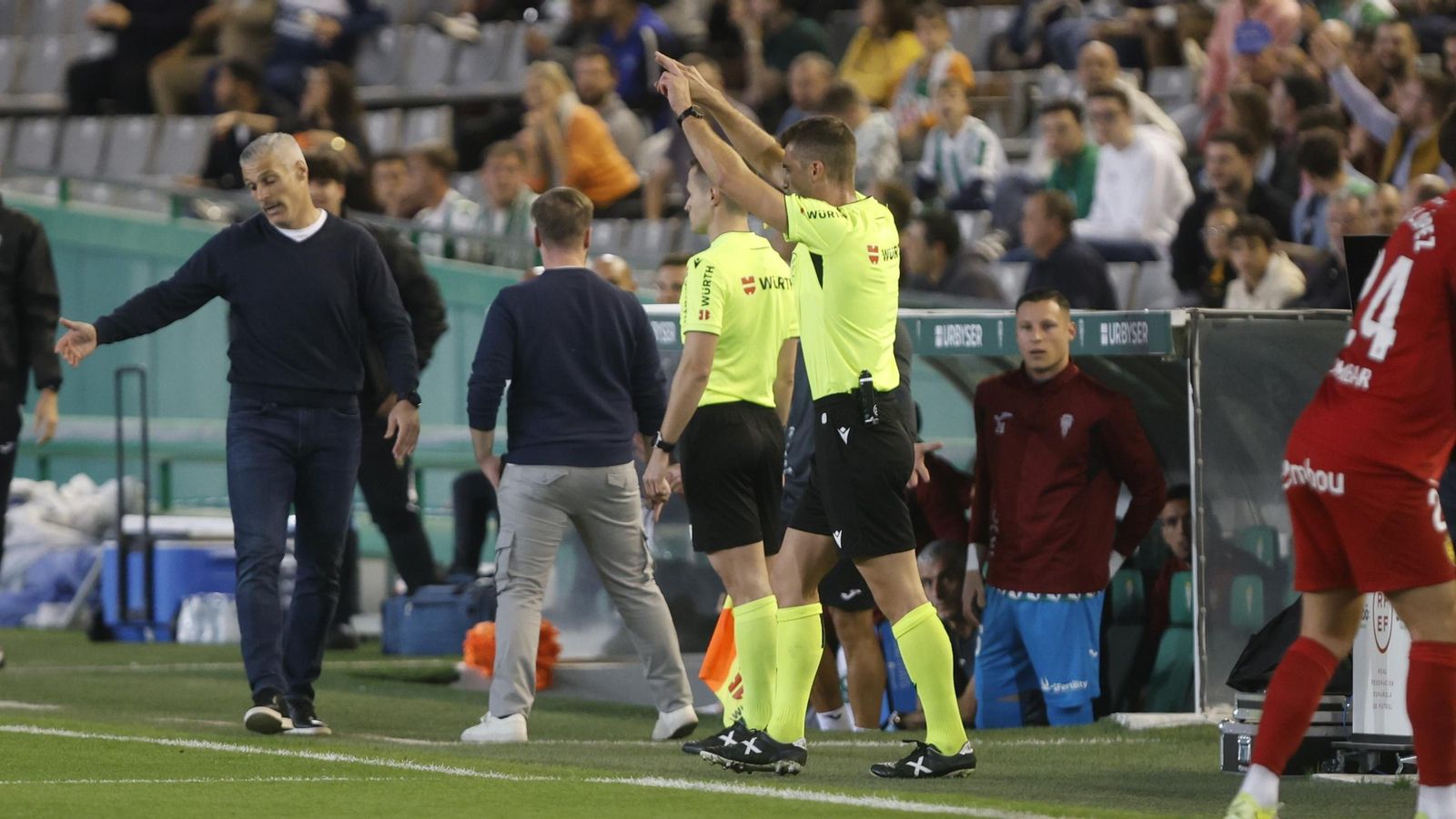 Moreno Aragón señala una infracción tras consultar el VAR en el Córdoba CF - Zaragoza. Moreno Aragón señala una infracción tras consultar el VAR en el Córdoba CF - Zaragoza.