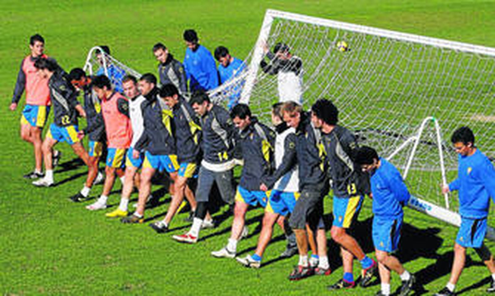Los jugadores arrastran una portería en una imagen en la  que todos trabajan por el mismo fin, objetivo que hoy se quiere mantener.