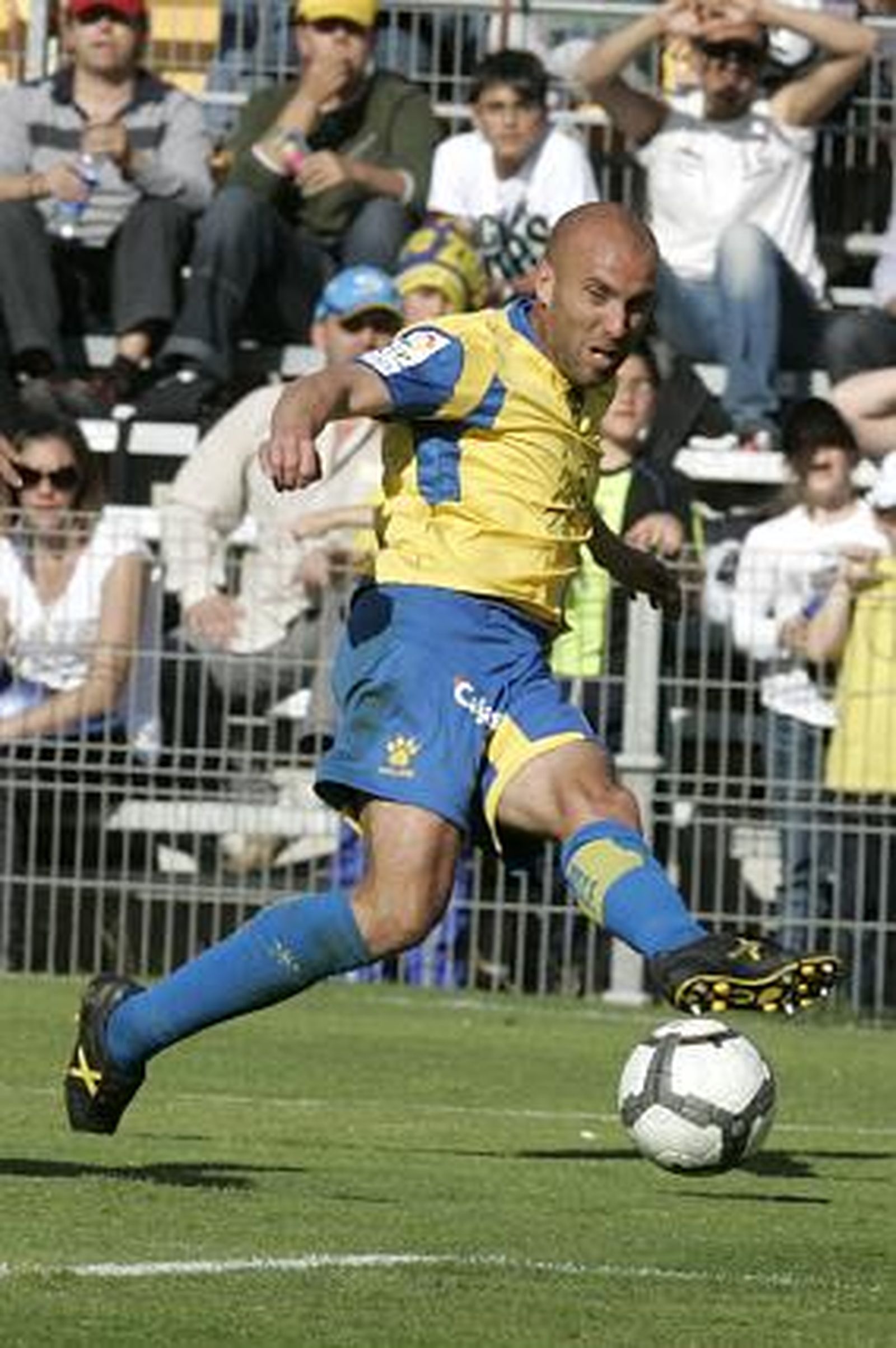 Raúl López envia un pase dentro del área que no encontró rematador. 

Foto: Jesus Marin