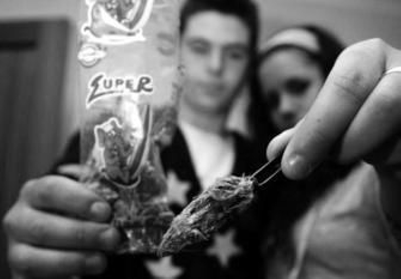 Los jóvenes sujetan la bolsa de pipas, con el roedor en su interior.