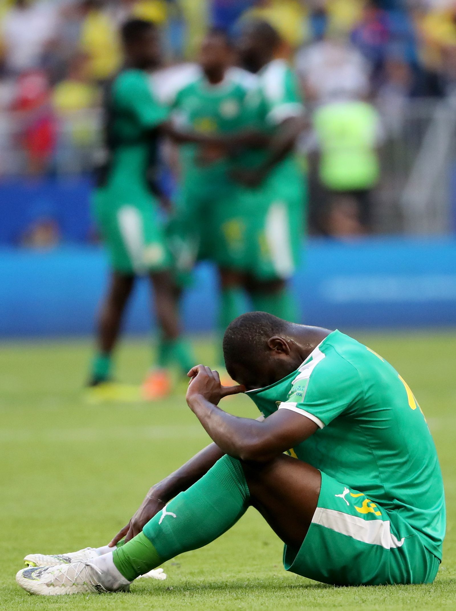 El senegalés Moussa Konate se lamenta tras la eliminación de Senegal del Mundial de Rusia.