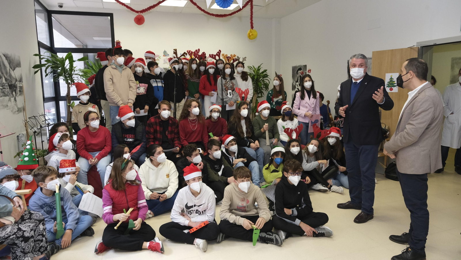 Escolares llenan de villancicos y felicitaciones navideñas las residencias de mayores