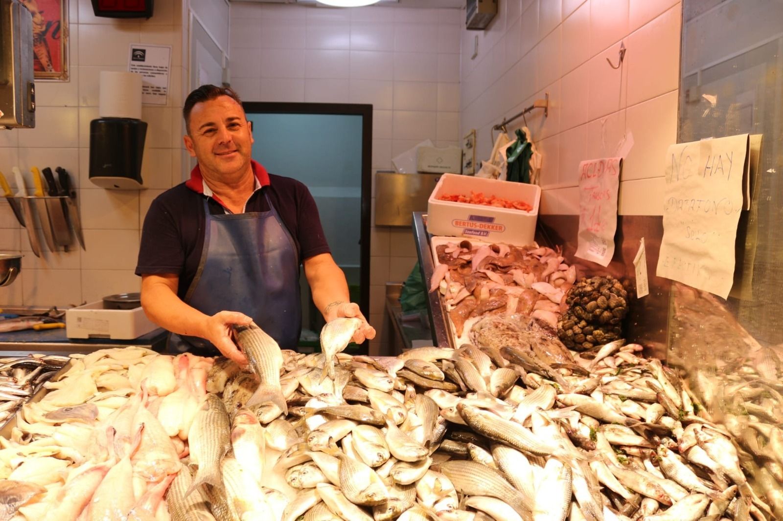 Jesús Martínez, en su puesto del Mercado de Abastos
