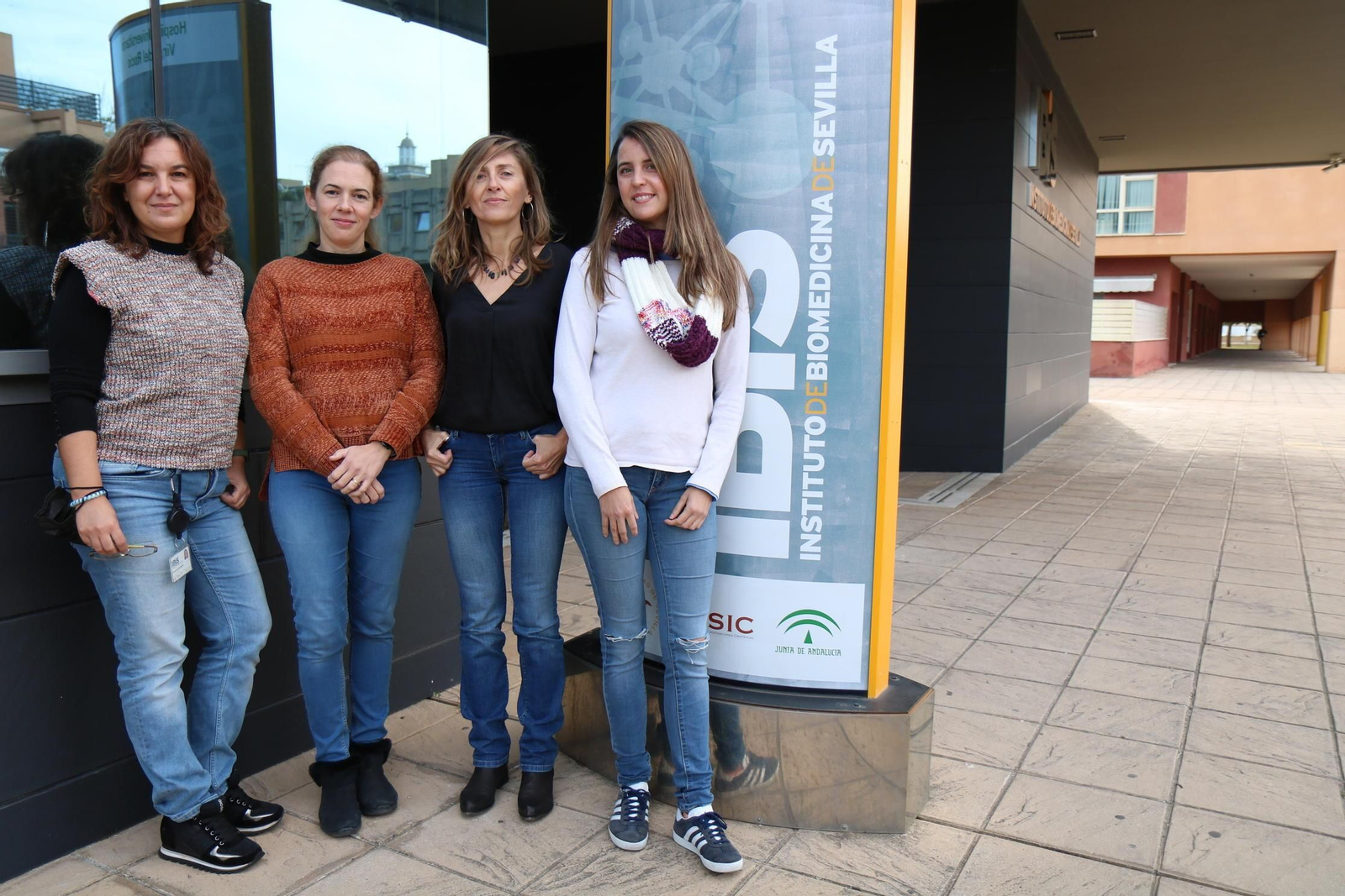 La neuróloga coordinadora de grupo, Carmen Paradas, a la derecha junto a parte del equipo de investigación de la Unidad de Enfermedades Neuromusculares del Hospital Virgen del Rocío y el IBIS.