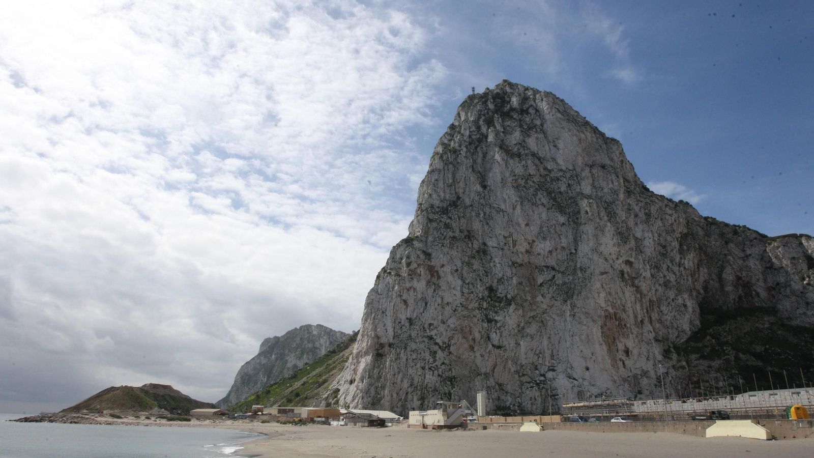 El Peñón de Gibraltar, desde la zona de Levante.