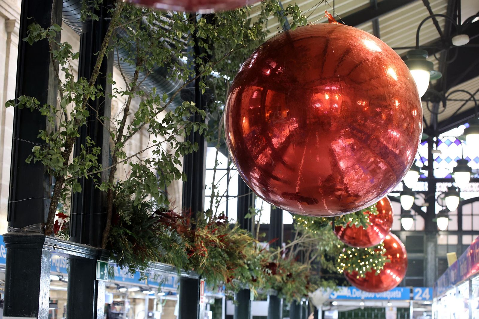 Ésta es la decoración navideña del mercado central de Jerez