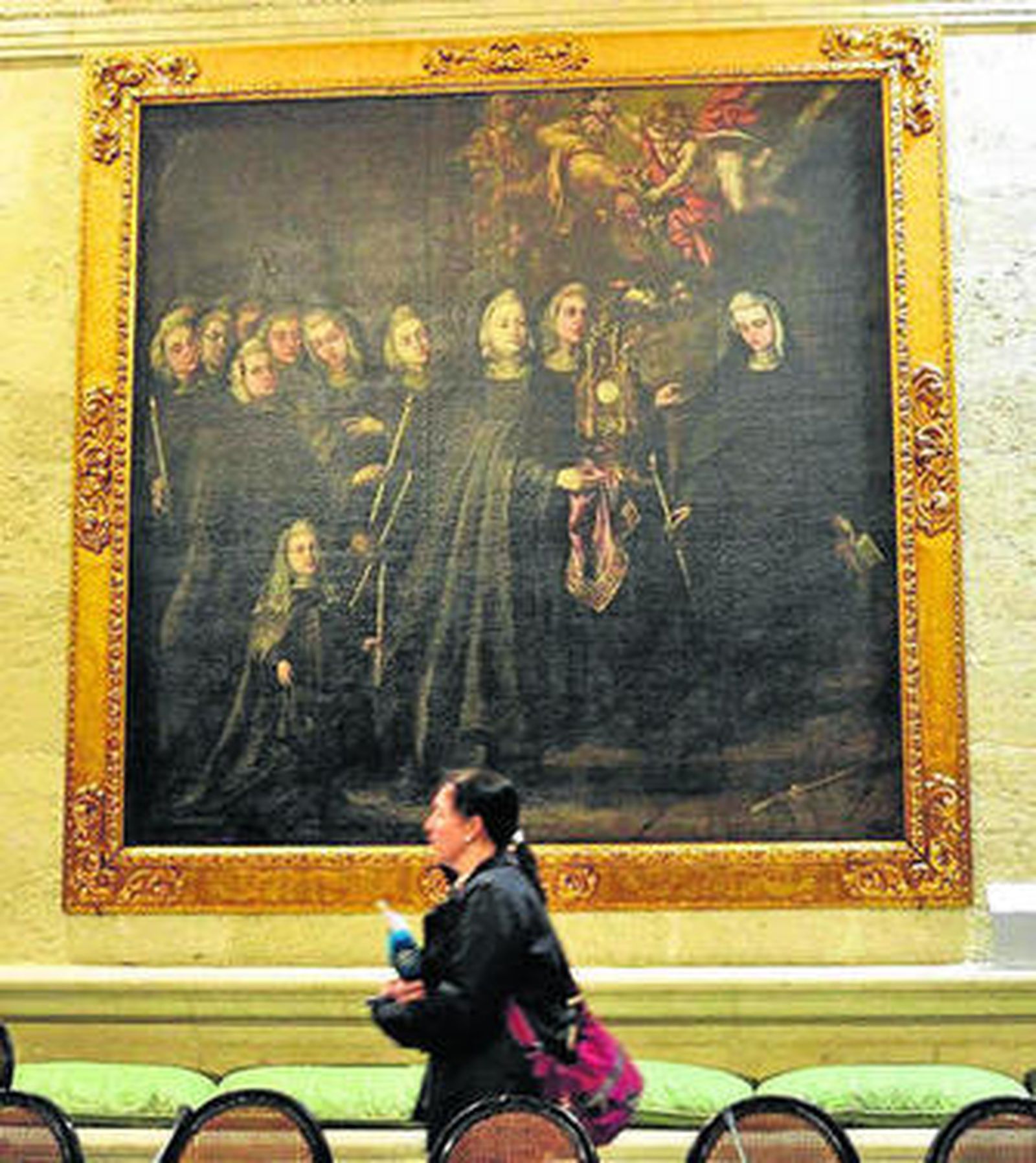 A la izquierda,  el profesor Luis Méndez Rodríguez explica los detalles de la Sala Capitular Alta, en la que destaca el artesonado renacentista formado por casetones. A la derecha, lienzo de la Procesión de Santa Clara, de Juan de Valdés Leal, que se exhibe en esta misma estancia.