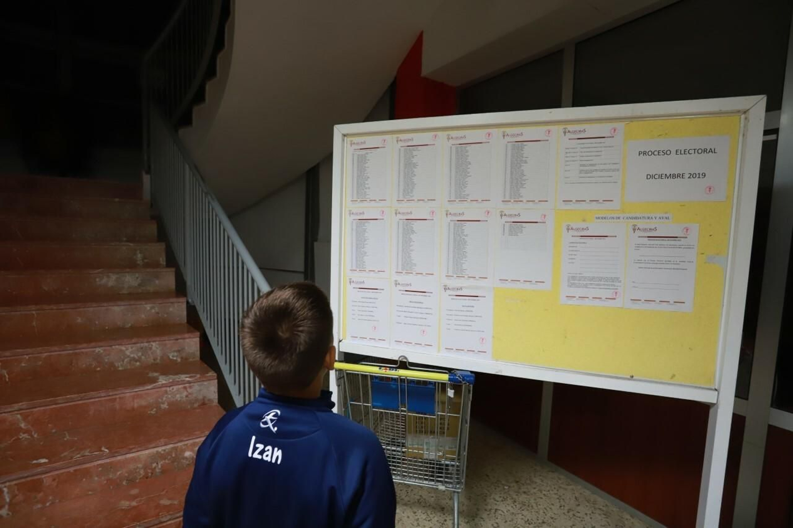 Un joven observa el censo electoral en el Nuevo Mirador