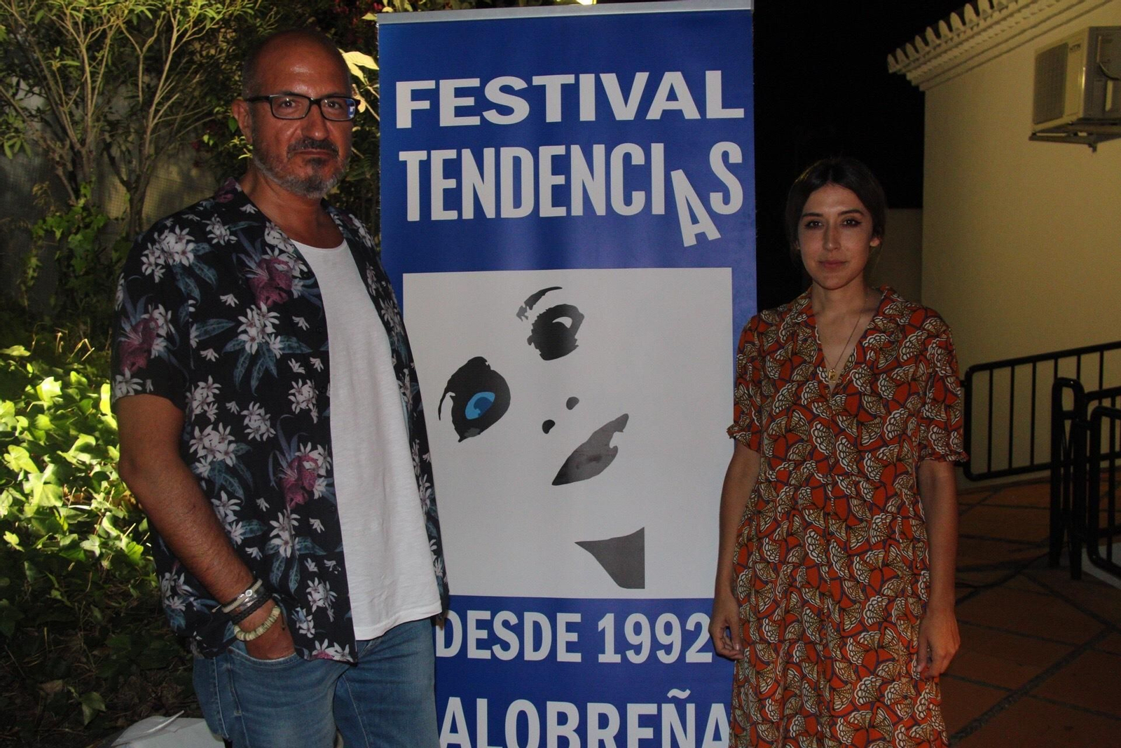 Anni B. Sweet y Miguel Ángel Bargueño posan antes de la charla.