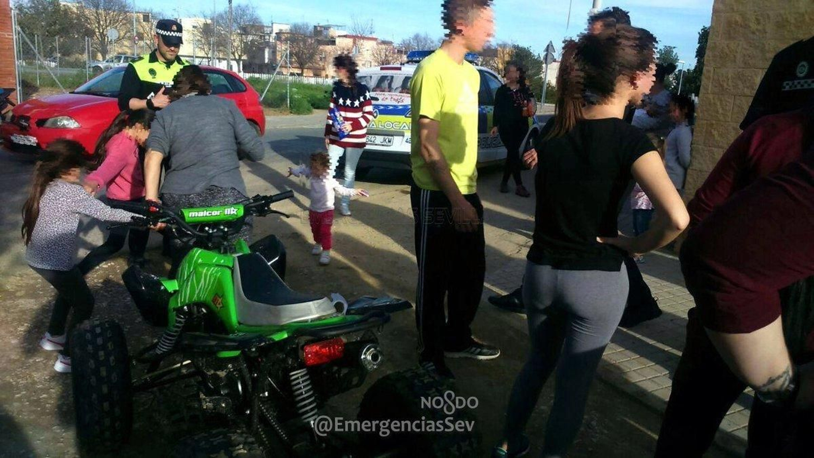 El vehículo accidentado alrededor de varios vecinos.