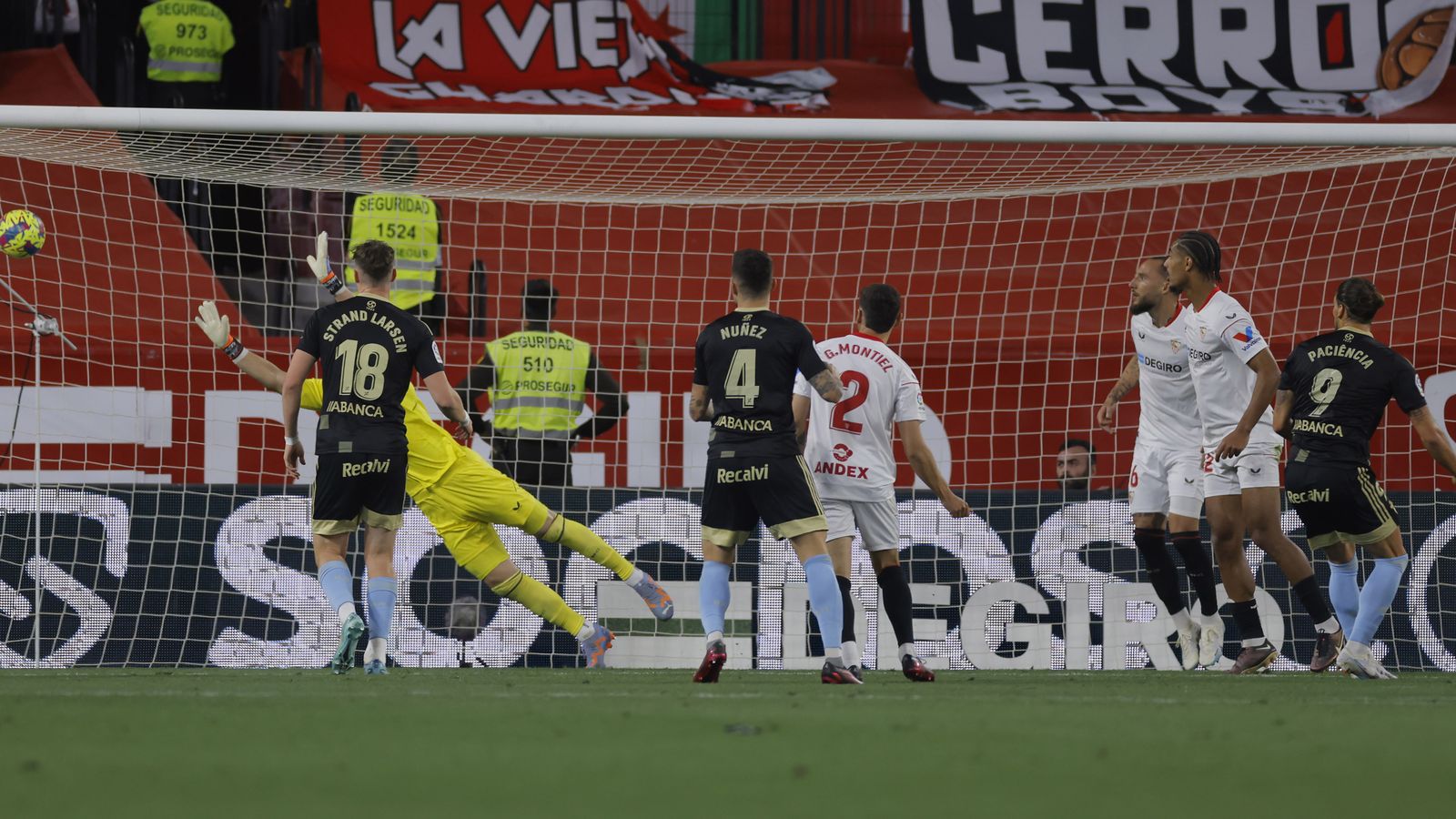 Paciencia sigue el balón  tras haberse anticipado a Óliver Torres.
