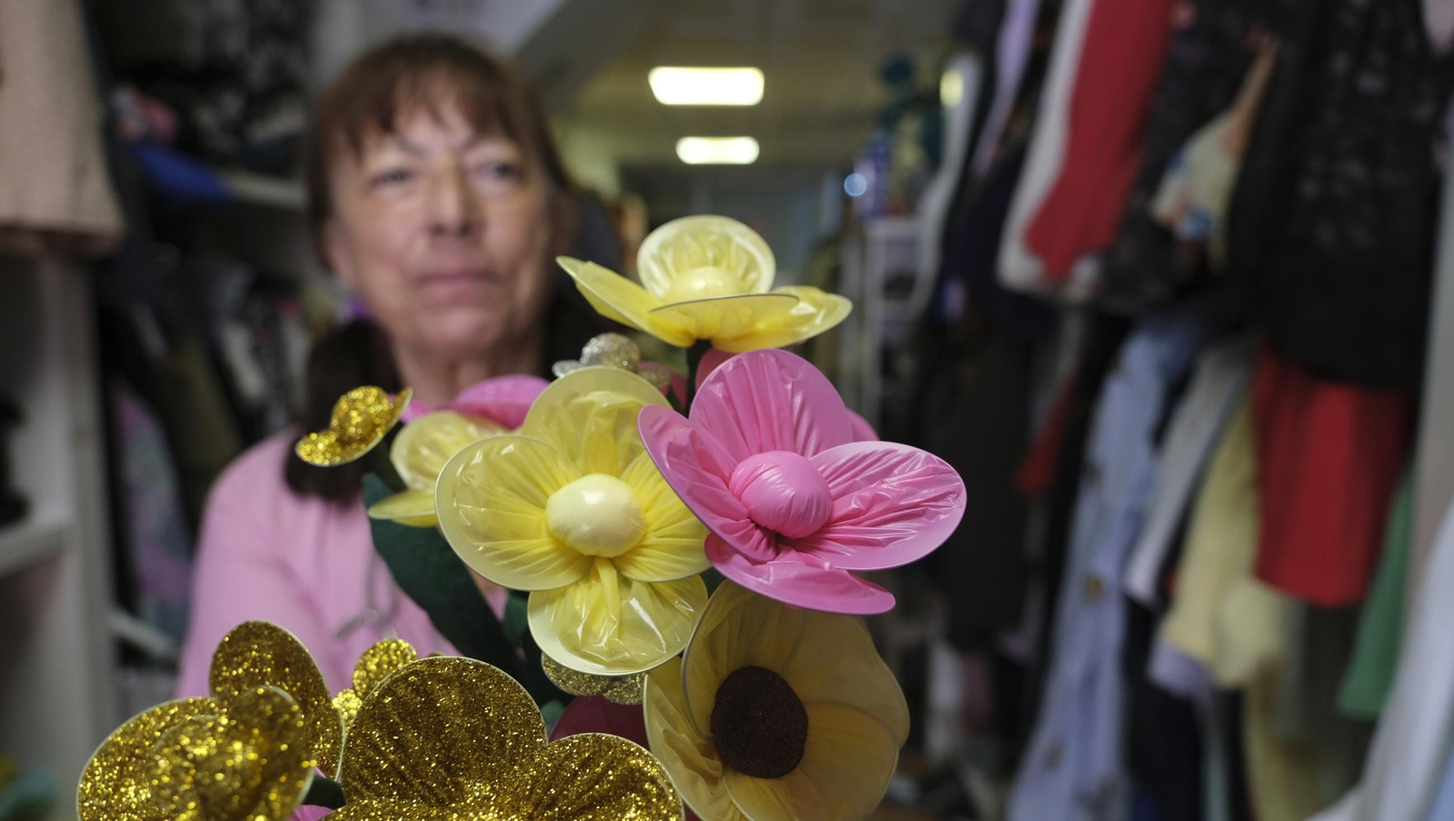 Las imágenes de la asociación que regala libros y ropa a las personas sin hogar en El Zapillo