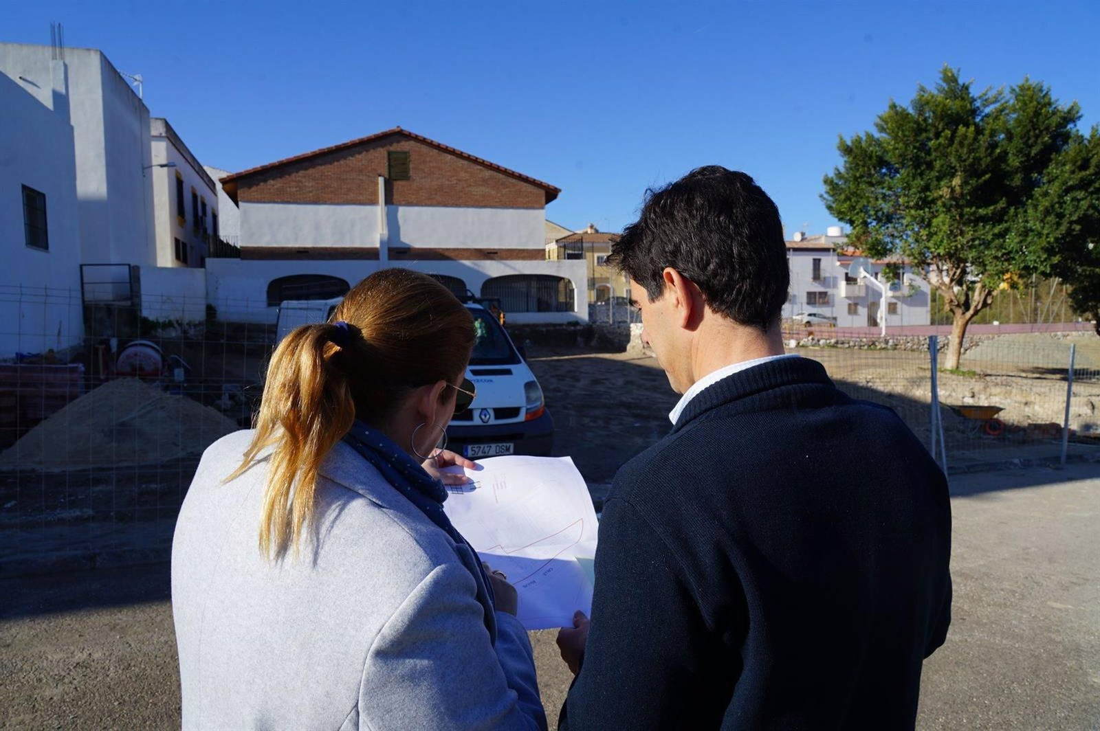 El alcalde de Coín, Francisco Santos, junto a la concejala de Parques y Jardínes, Vanesa Sedeño.